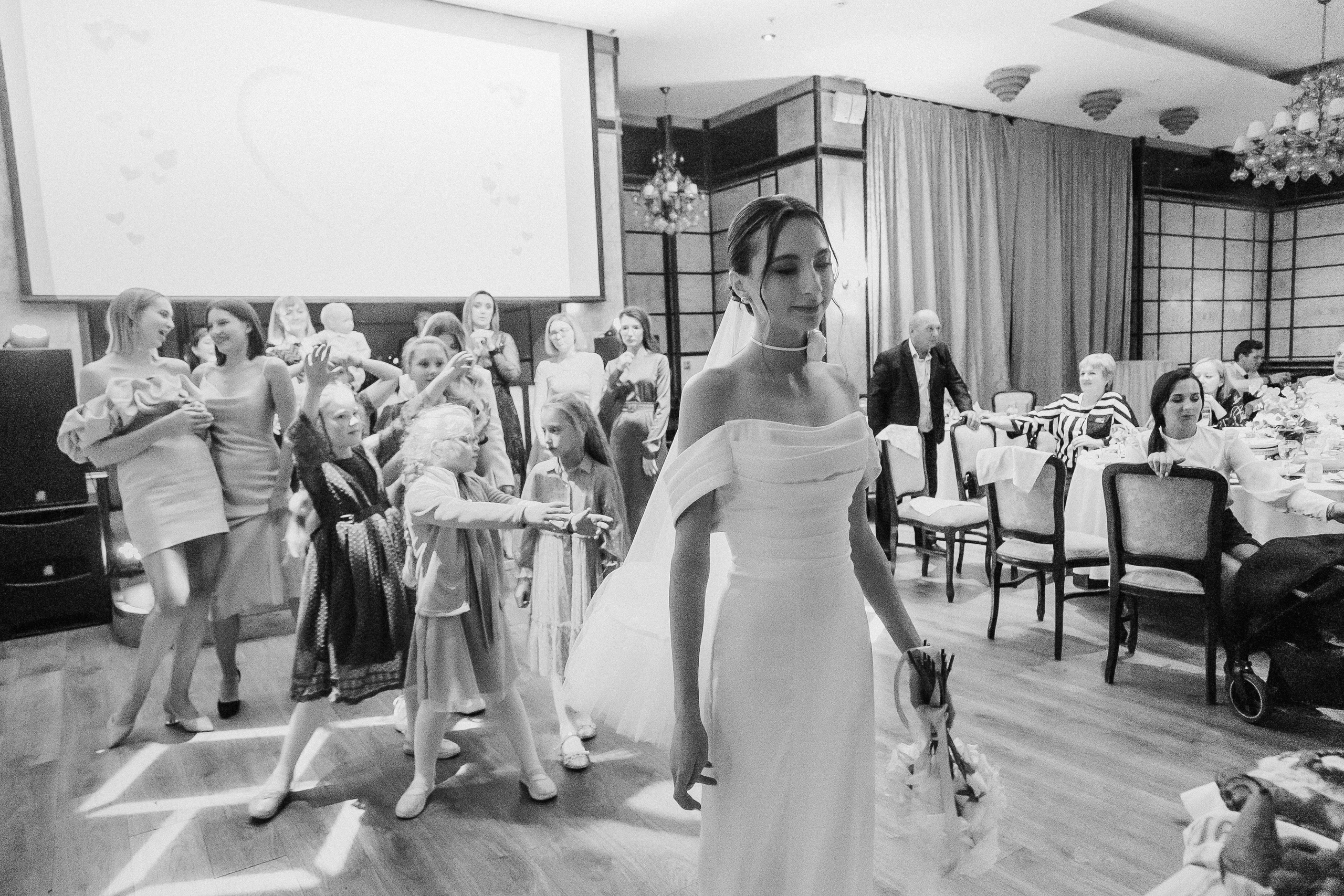 Свадебная осенняя фотосессия Ивана и Лидии в городе. Свадебный и репортажный фотограф в Ярославле и Санкт-Петербурге Роман Микрюков