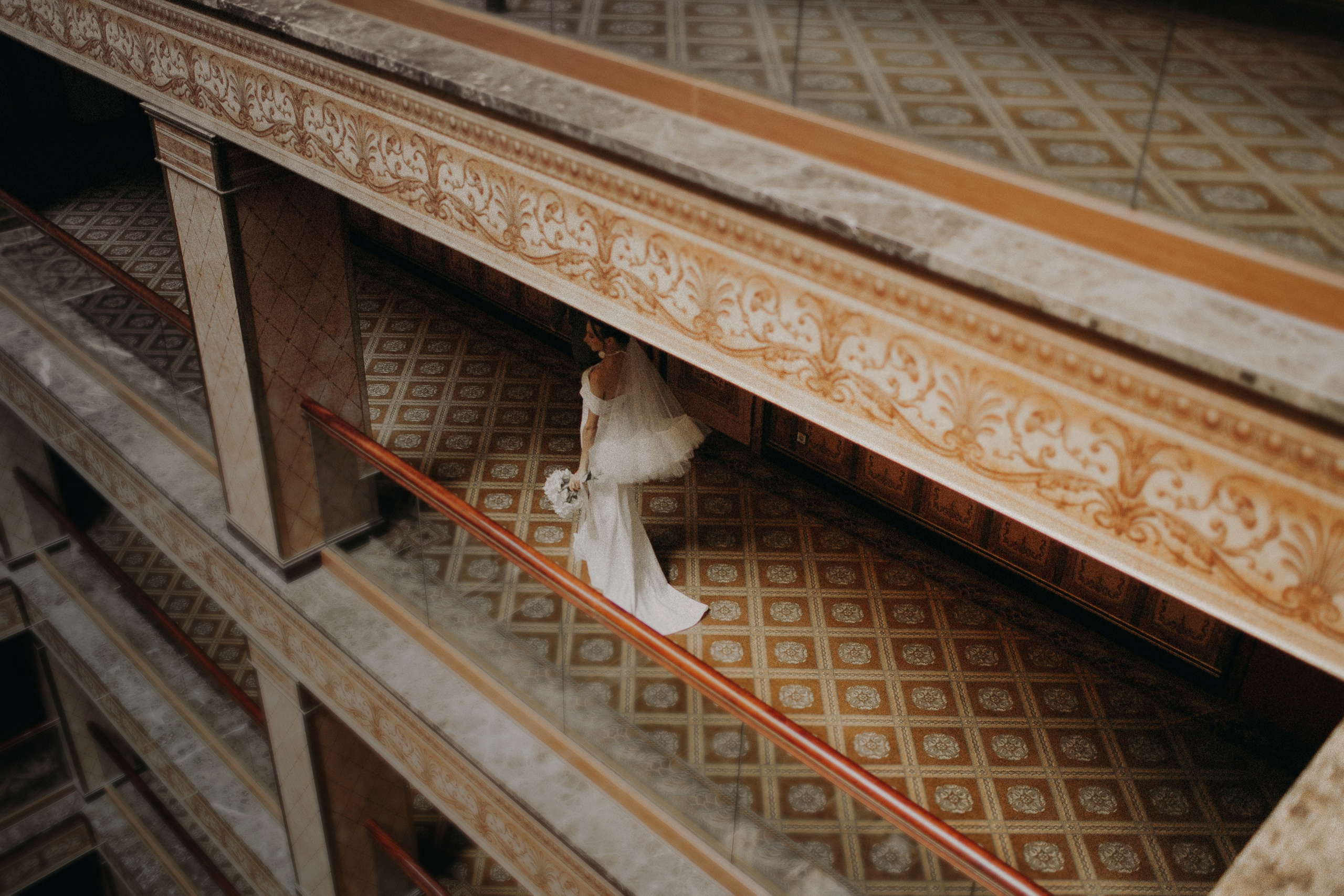 Свадебная фотосессия Ивана и Лидии в отеле и городе. Свадебный и репортажный фотограф в Ярославле и Санкт-Петербурге Роман Микрюков