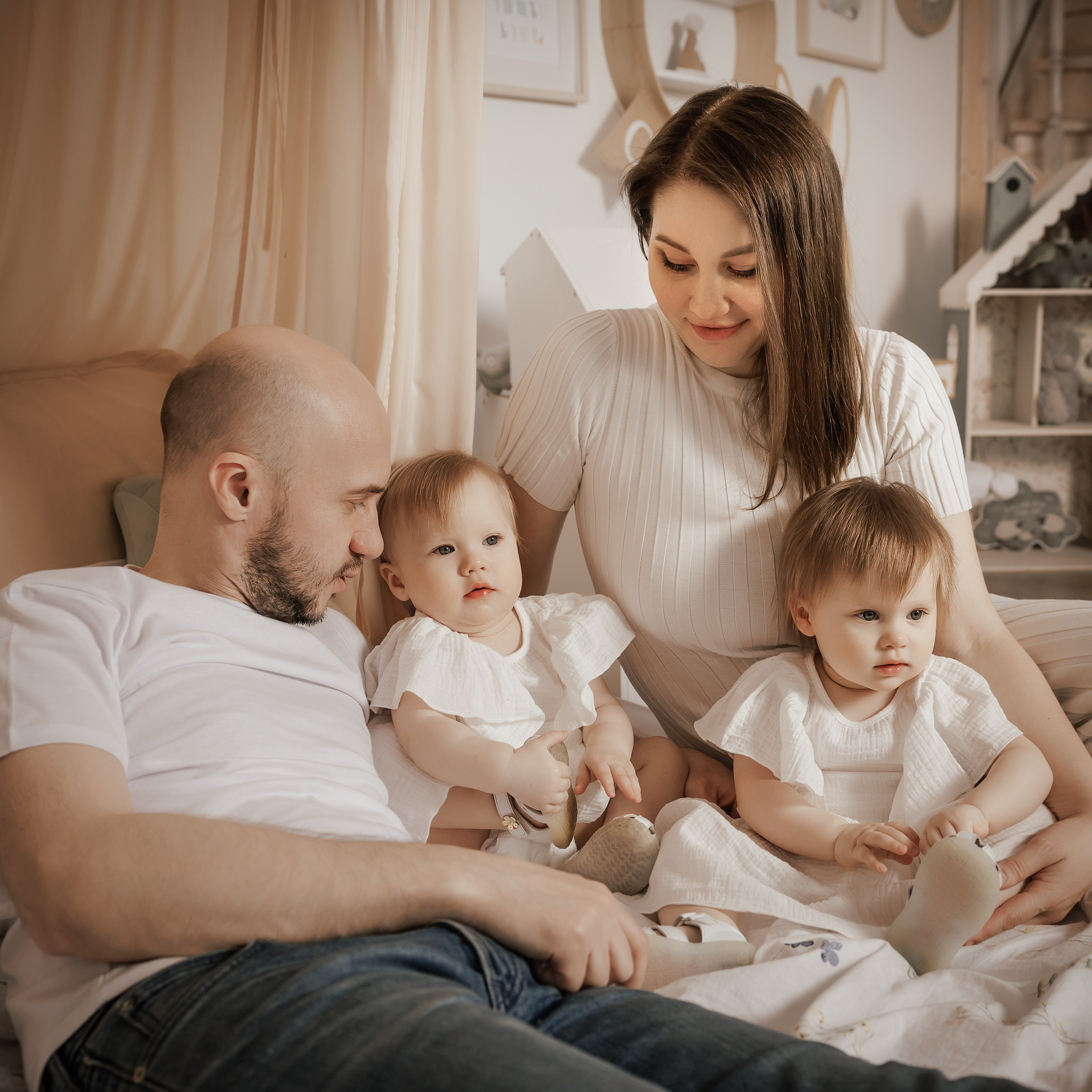 Семейная фотосессия для семьи с девочками близнецами на годик одежда в светлых тонах светлая бежевая студия в Москве теплые тона