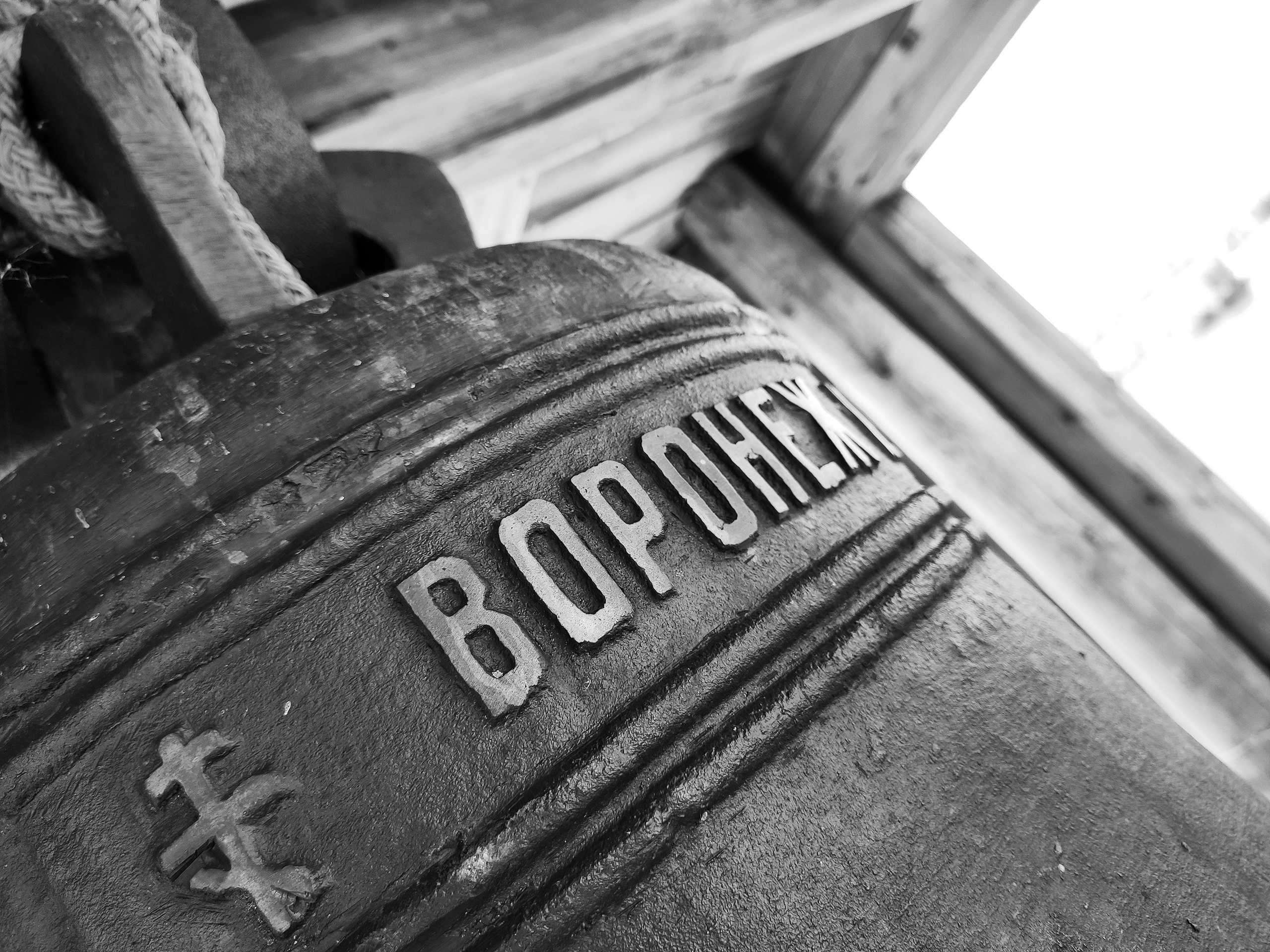 На колокольне 12 колоколов - 9 старинных, и 3 новых