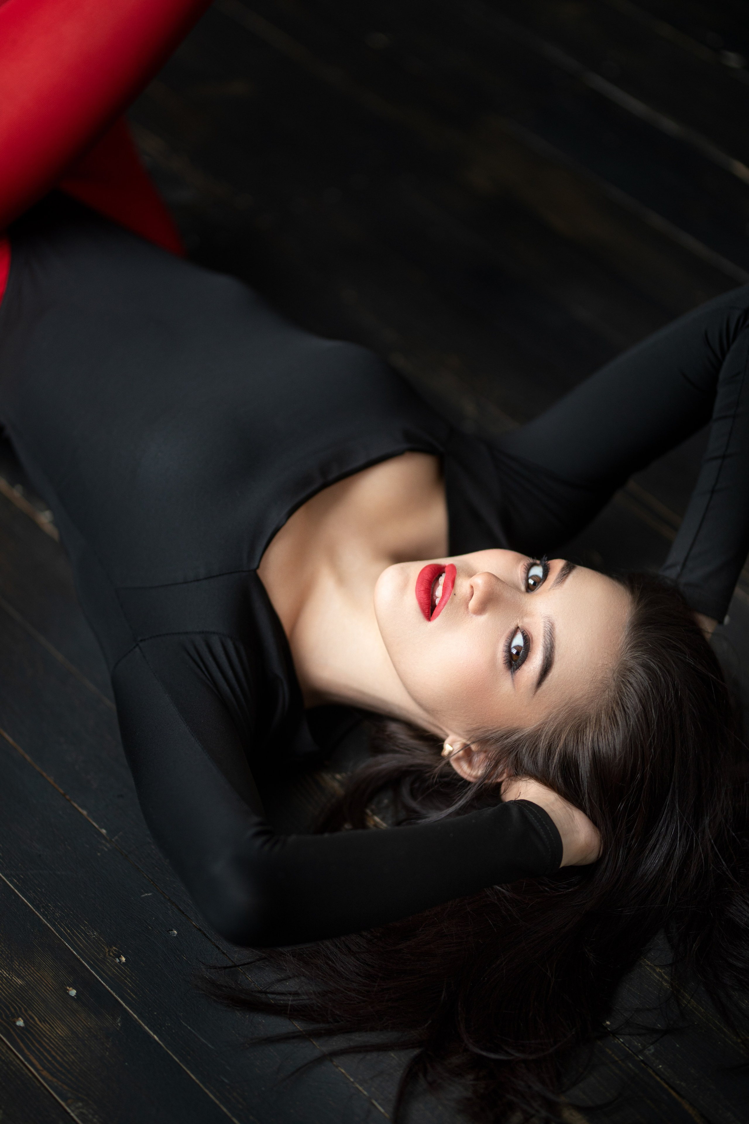 Фотосет с Марианной в студии с минимальным интерьером в формате для «себя»