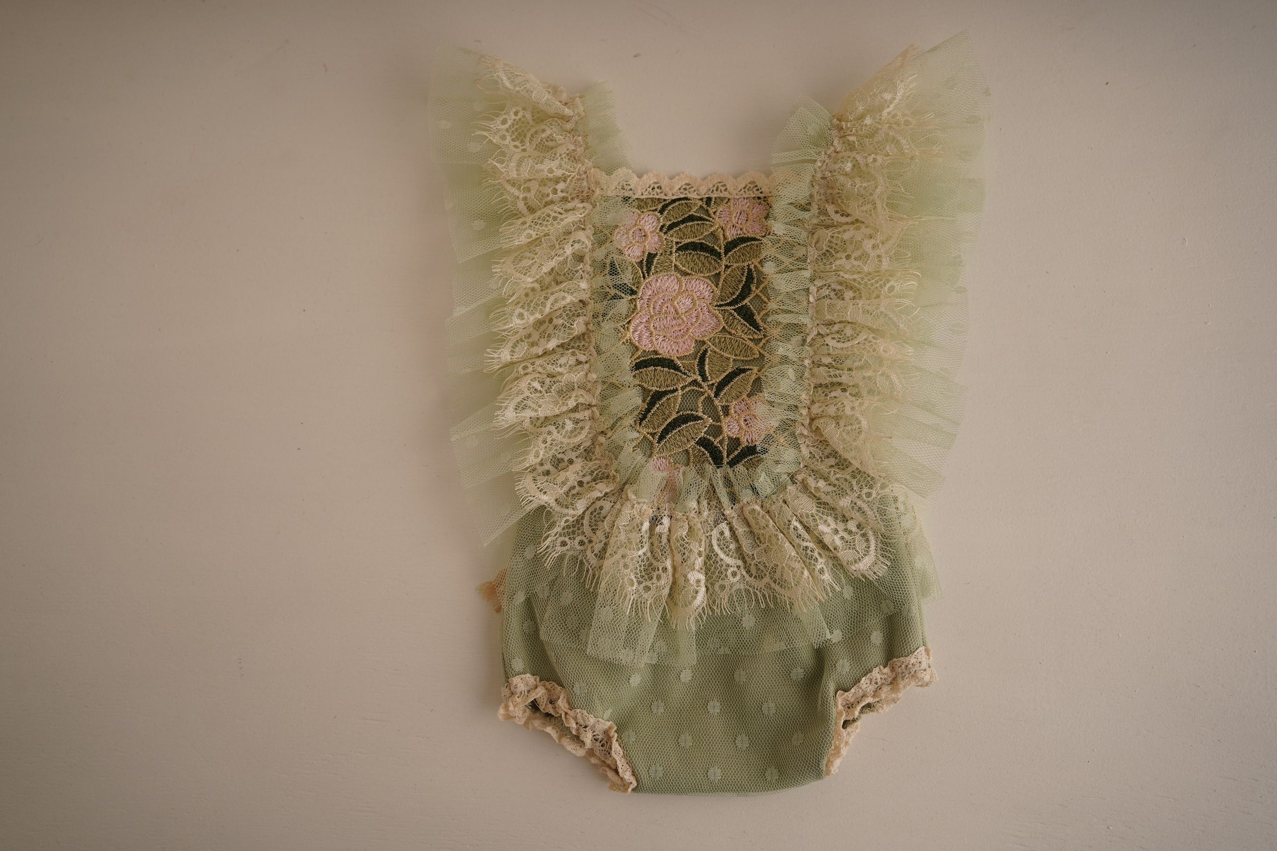 С рождения до месяца. В комплекте чепчик и повязки