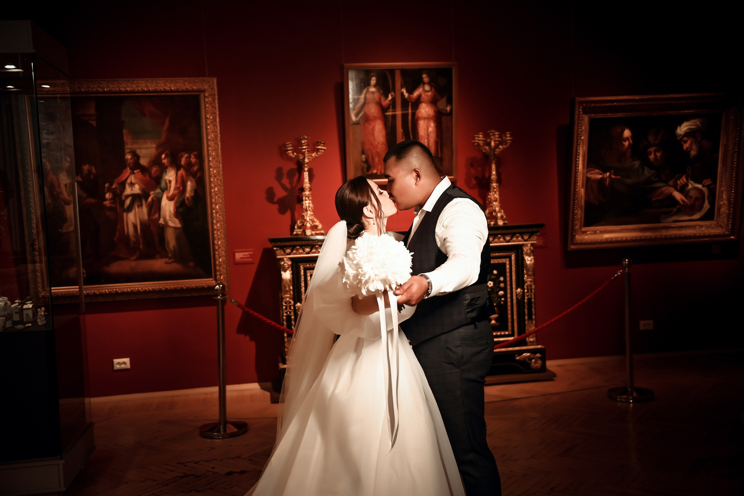 Небольшая свадебная серия в музее и прогулкой под дождем Эльмиры и Ризата. Свадебный, семейный, детский, контент фотограф в Омске Максим Ильин