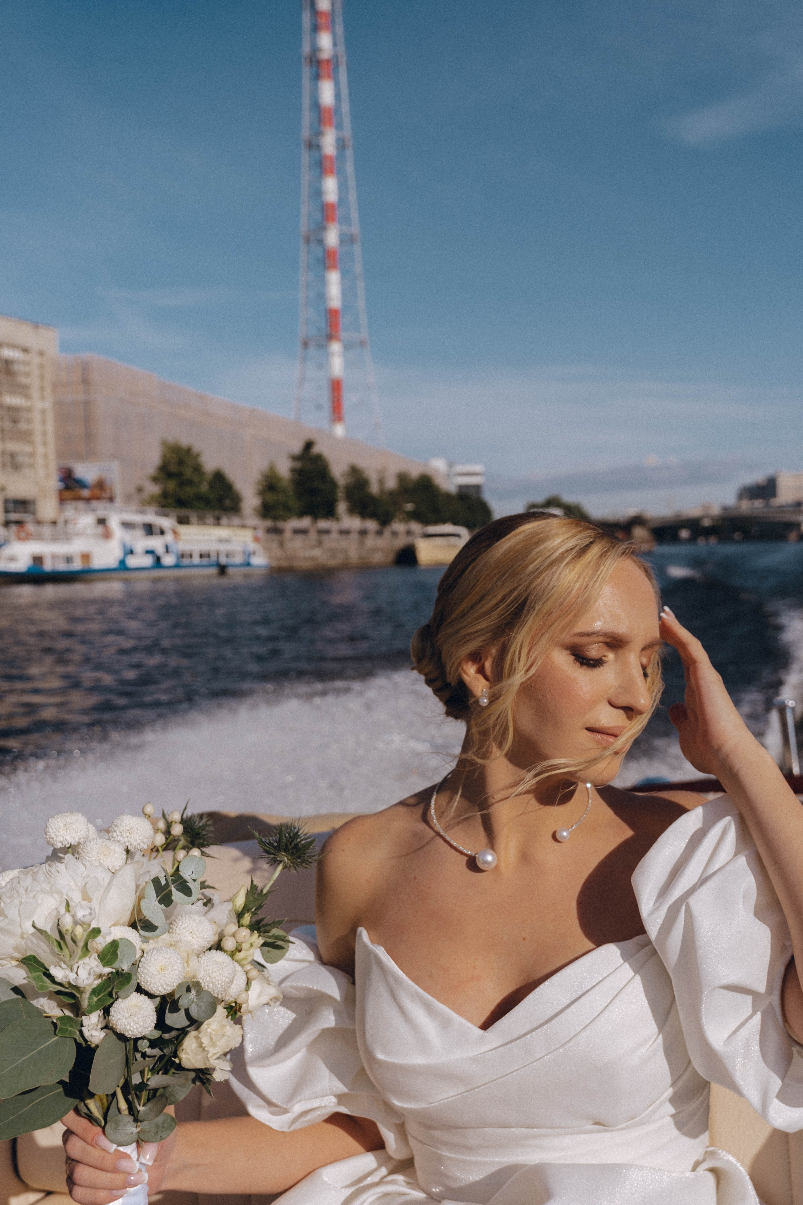 СВАДЕНБНАЯ СЬЕМКА НА КАТЕРЕ ПО КАНАЛАМ САНКТ-ПЕТЕРБУРГА И В АКВАТОРИИ НЕВЫ. Профессиональный фотограф, Санкт-Петербург — Виктория Богомолова