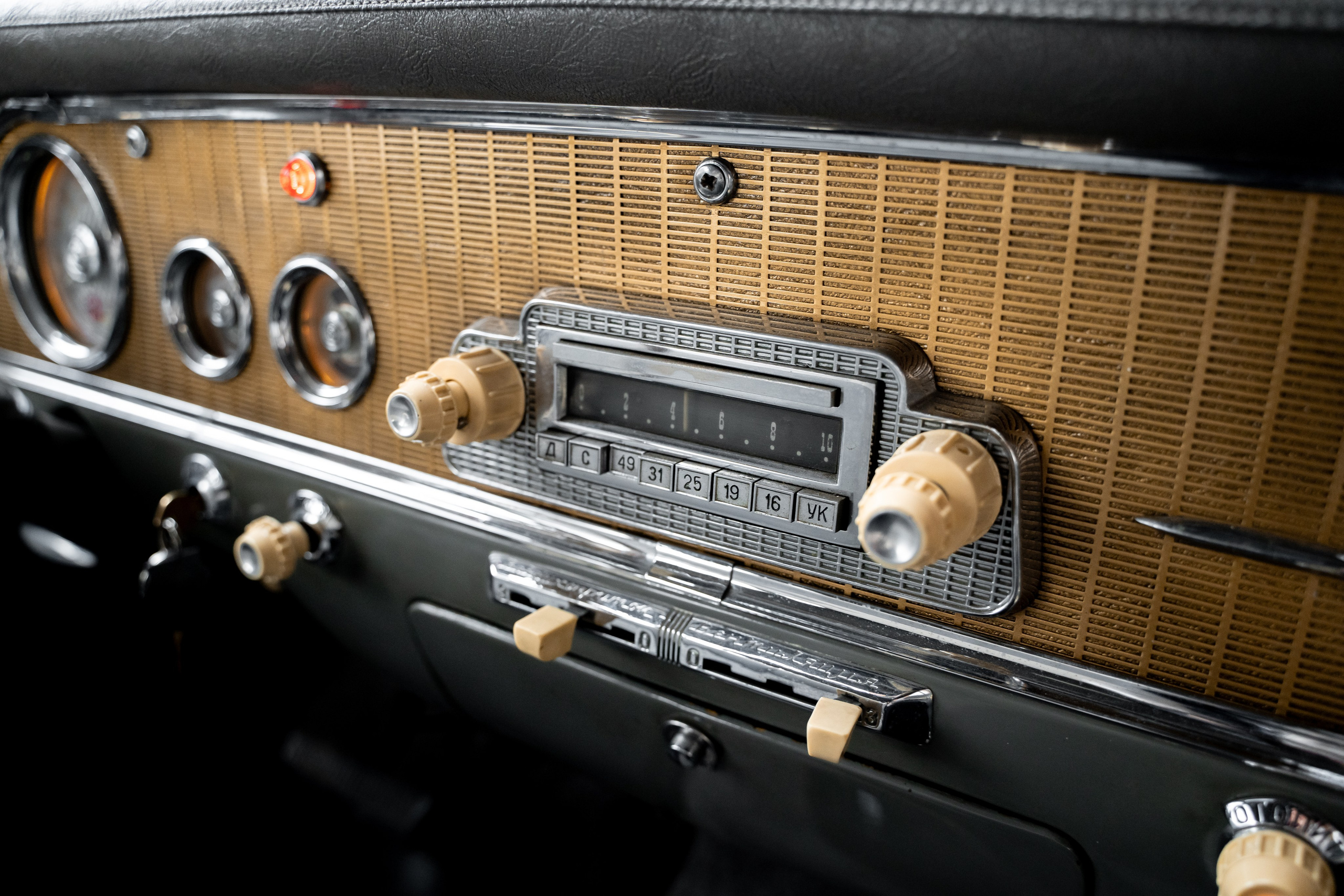 Свадебный фотограф в Москве. Свадебный фотограф Видное, Бутово, Домодедово, Щербинка, Царицыно. Свадебная фотосессия и сборы невесты в отеле Soluxe. Регистрация брака во дворце бракосочетания ВДНХ. Свадьба на ВДНХ. Свадебная фотосессия с ретро автомобилем Чайка. 