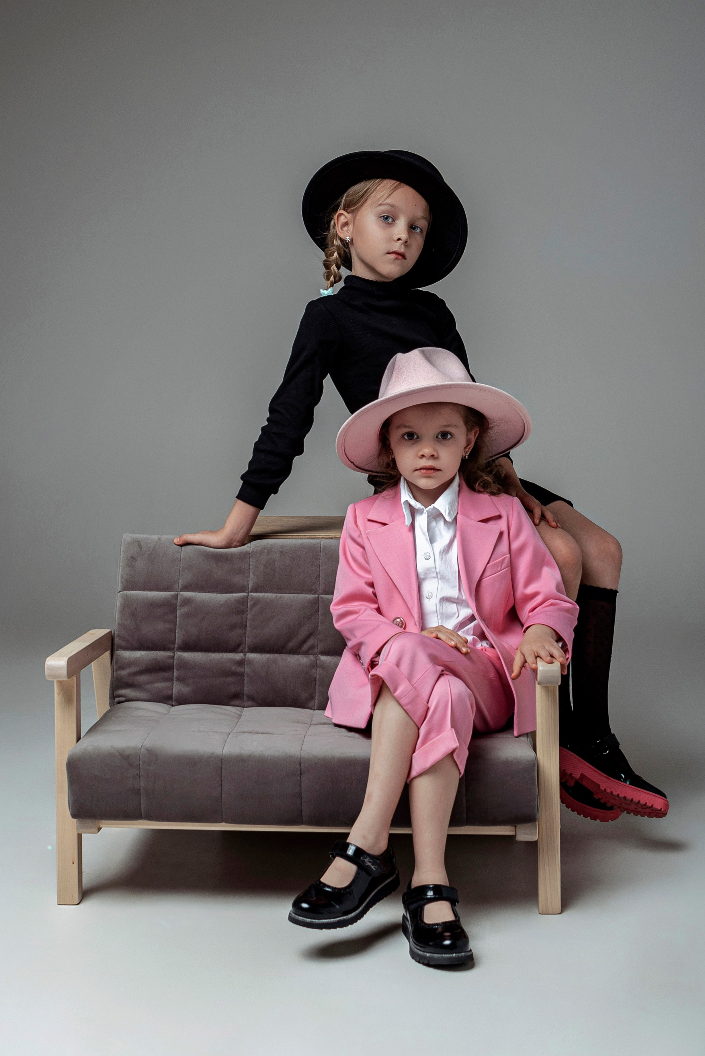 Детская фотосессия сестёр в Сочи. Детский студийный фотограф Сочи