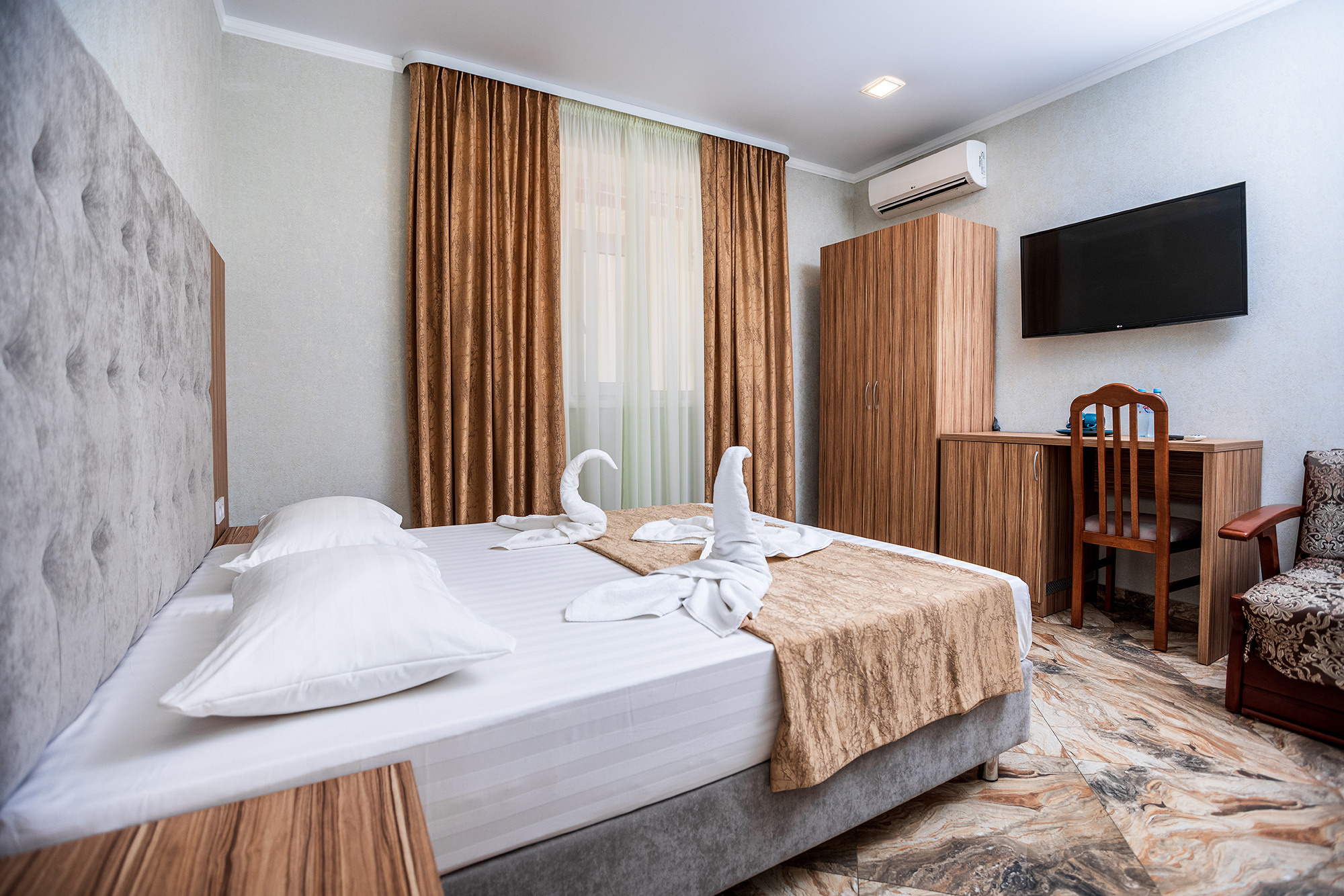 Гостиница «Акрополь». Номера и столовая. Фотограф Александр Трихонюк. Фото недвижимости в Геленджике