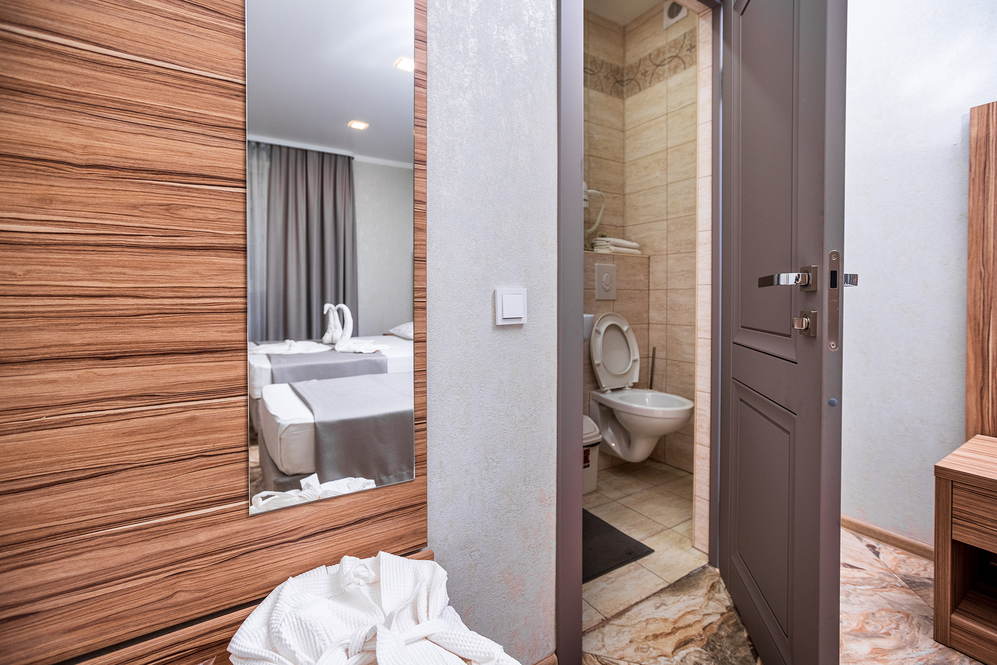 Гостиница «Акрополь». Номера и столовая. Фотограф Александр Трихонюк. Фото недвижимости в Геленджике