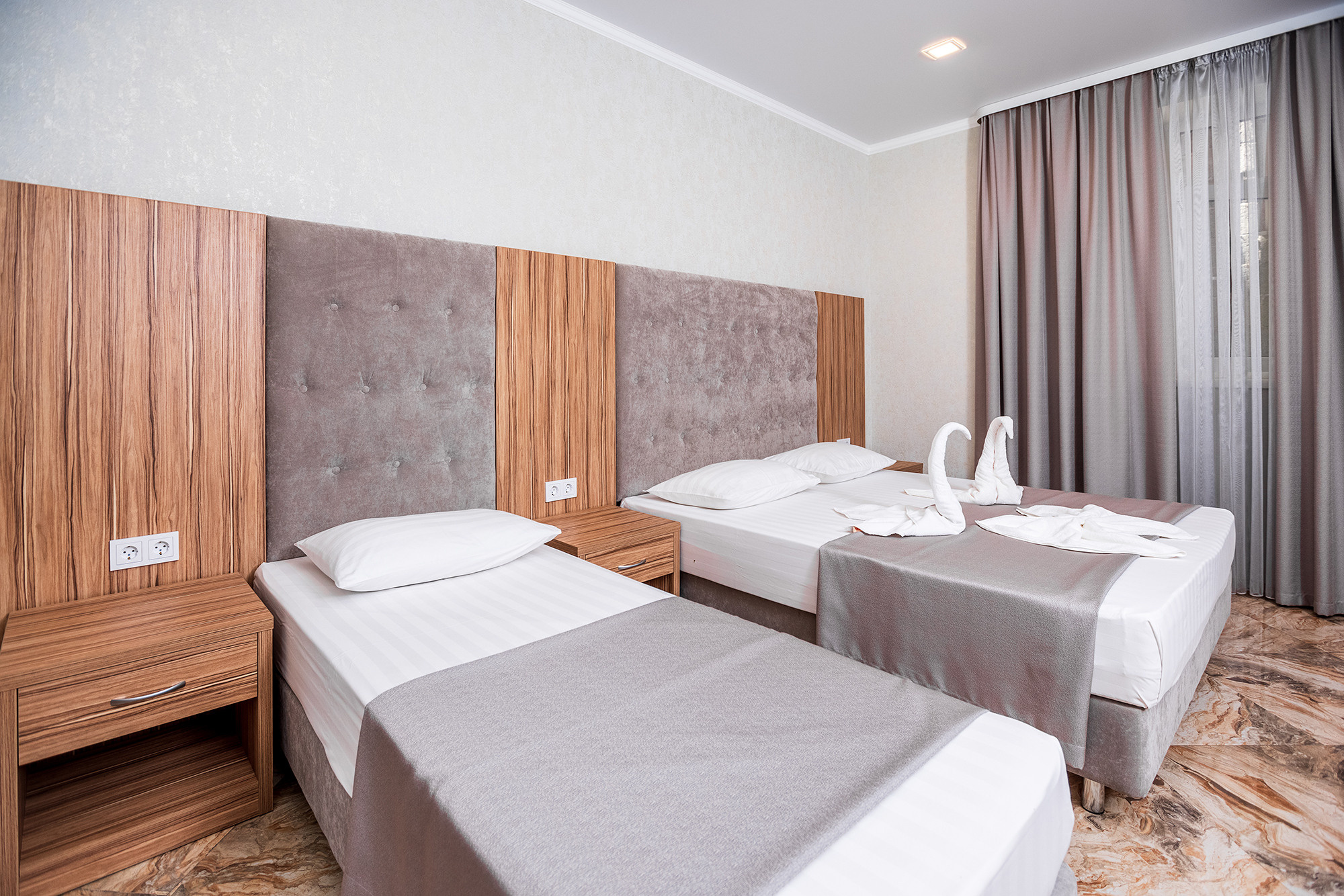 Гостиница «Акрополь». Номера и столовая. Фотограф Александр Трихонюк. Фото недвижимости в Геленджике