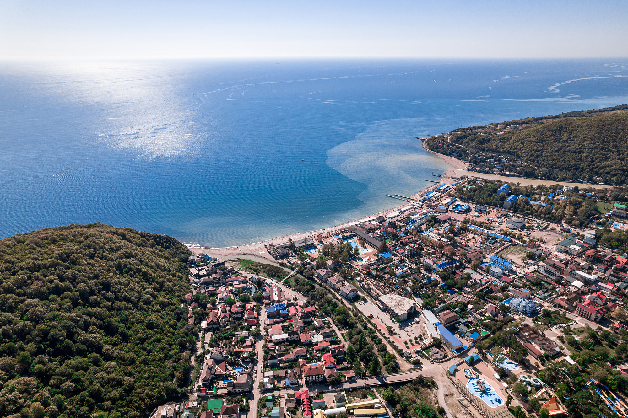 Заброшенная база отдыха в селе Архипо-Осиповка. Фотограф Александр Трихонюк. Фото недвижимости в Геленджике