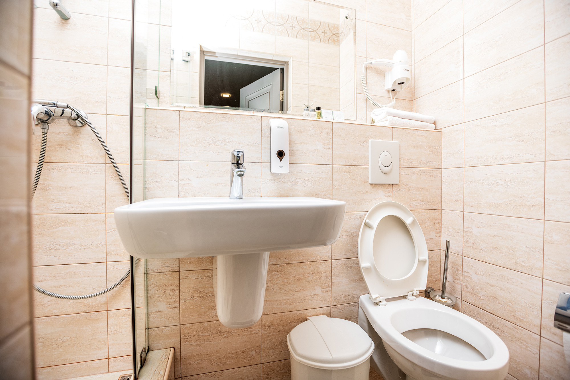 Гостиница «Акрополь». Номера и столовая. Фотограф Александр Трихонюк. Фото недвижимости в Геленджике