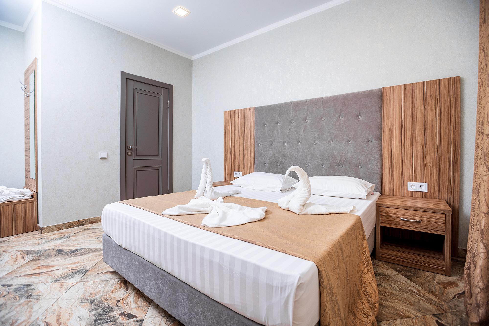 Гостиница «Акрополь». Номера и столовая. Фотограф Александр Трихонюк. Фото недвижимости в Геленджике