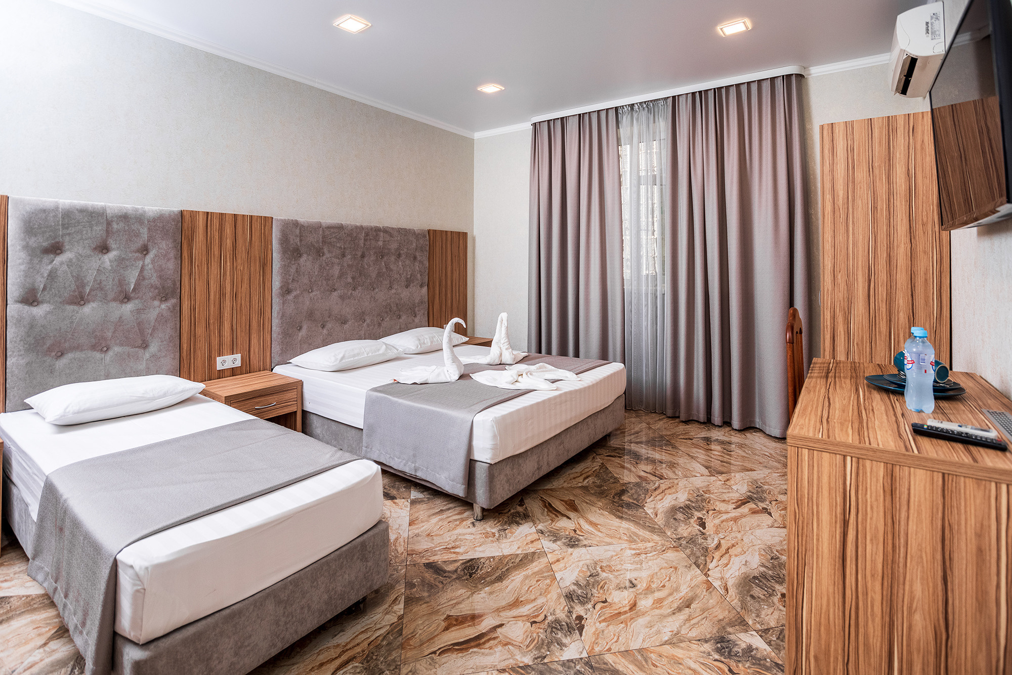 Гостиница «Акрополь». Номера и столовая. Фотограф Александр Трихонюк. Фото недвижимости в Геленджике