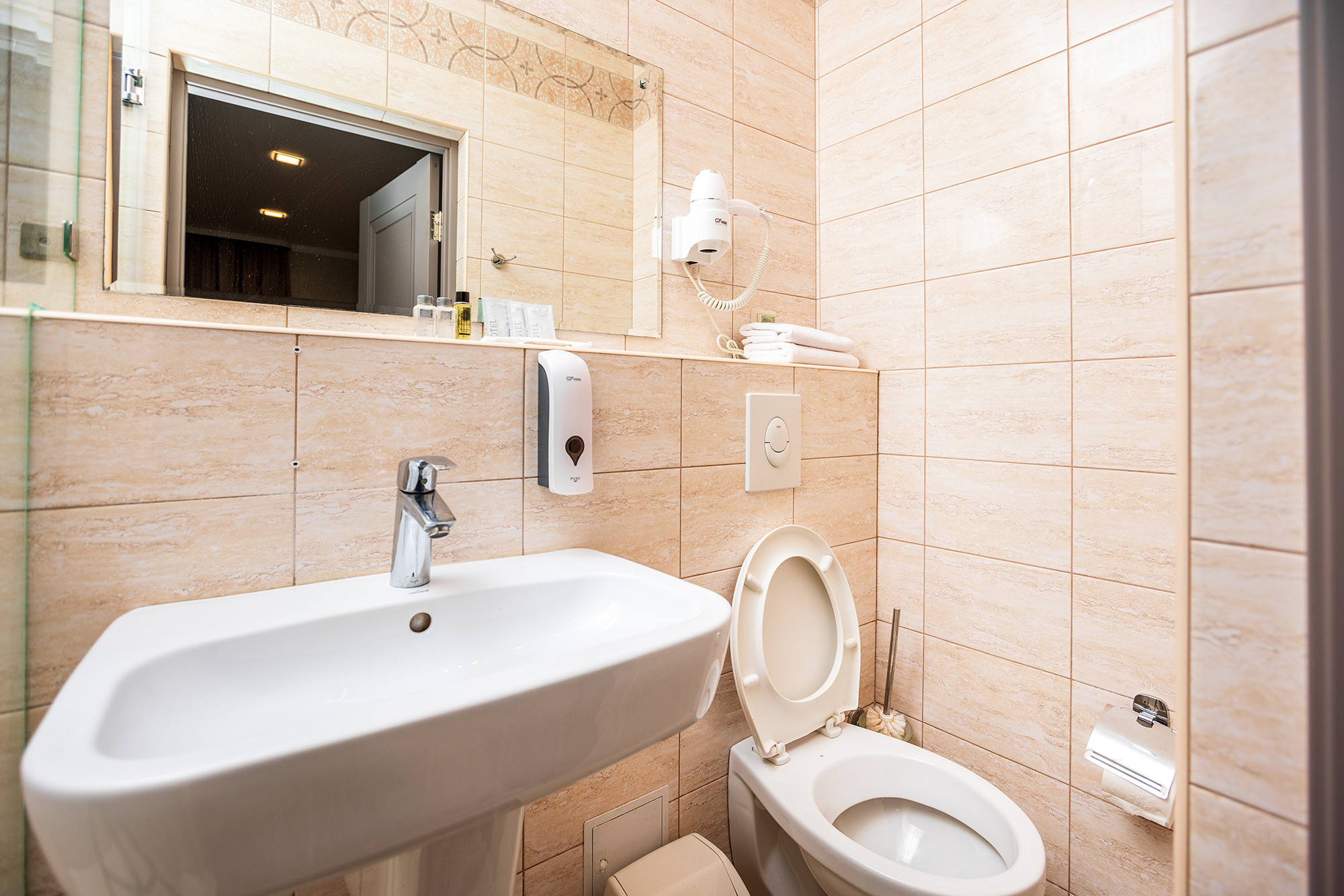 Гостиница «Акрополь». Номера и столовая. Фотограф Александр Трихонюк. Фото недвижимости в Геленджике