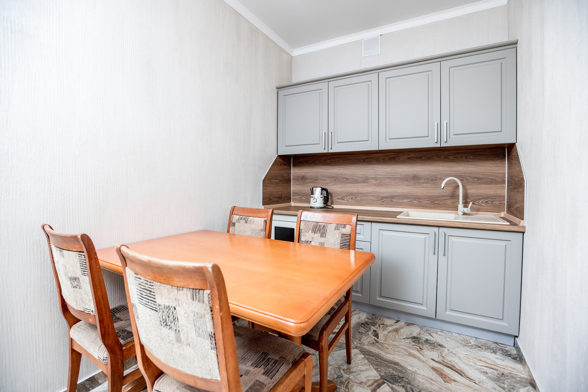 Гостиница «Акрополь». Номера и столовая. Фотограф Александр Трихонюк. Фото недвижимости в Геленджике