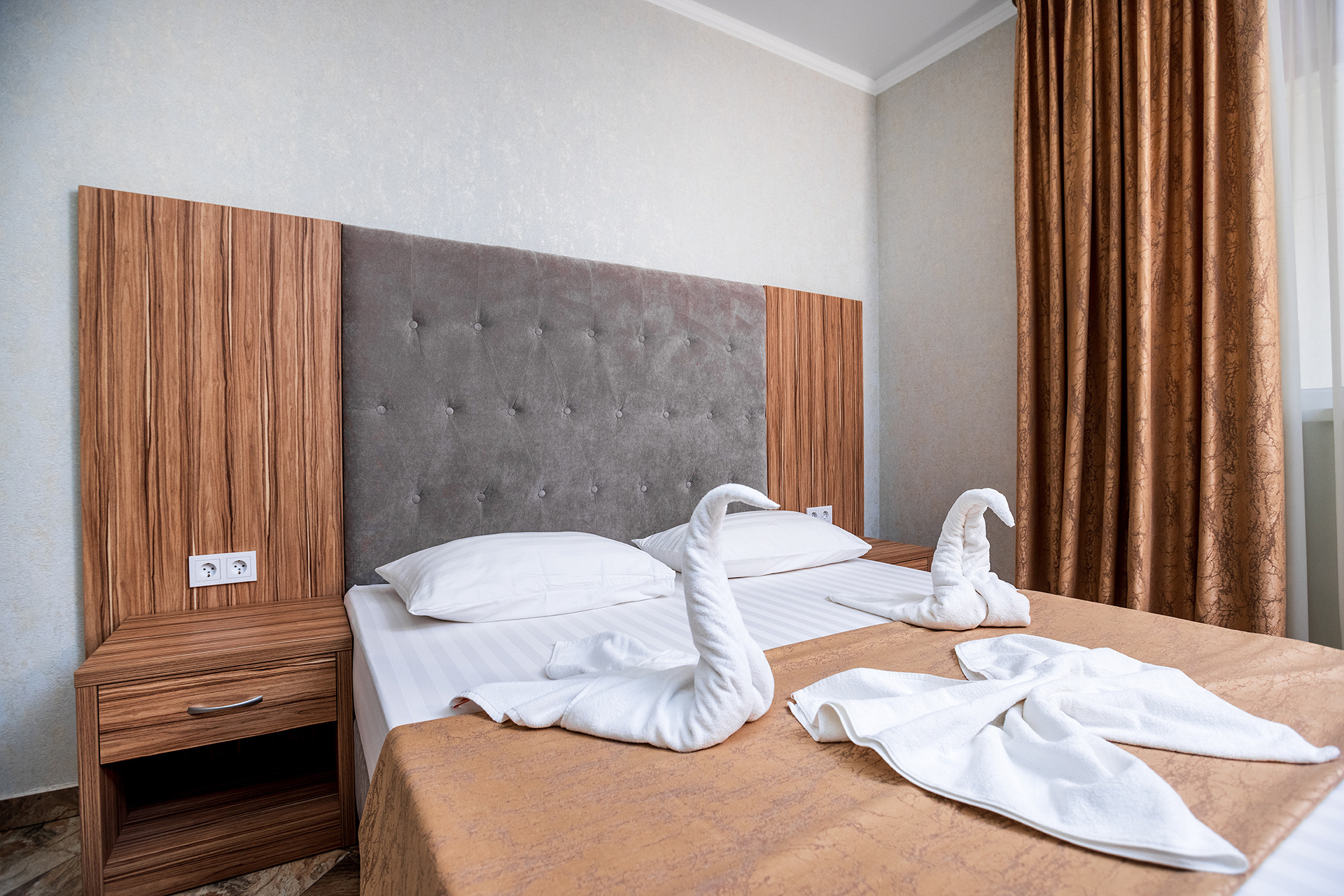 Гостиница «Акрополь». Номера и столовая. Фотограф Александр Трихонюк. Фото недвижимости в Геленджике