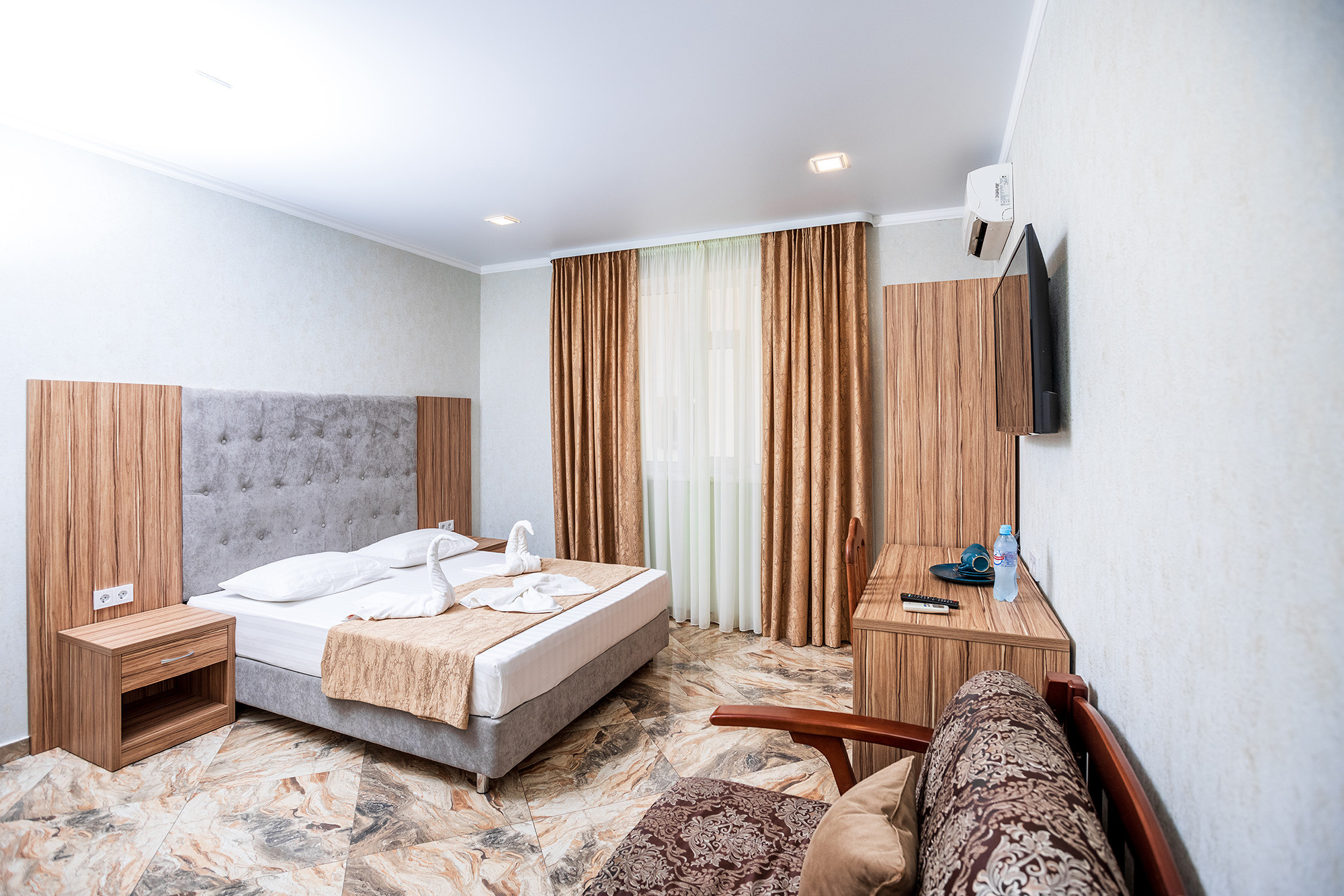 Гостиница «Акрополь». Номера и столовая. Фотограф Александр Трихонюк. Фото недвижимости в Геленджике