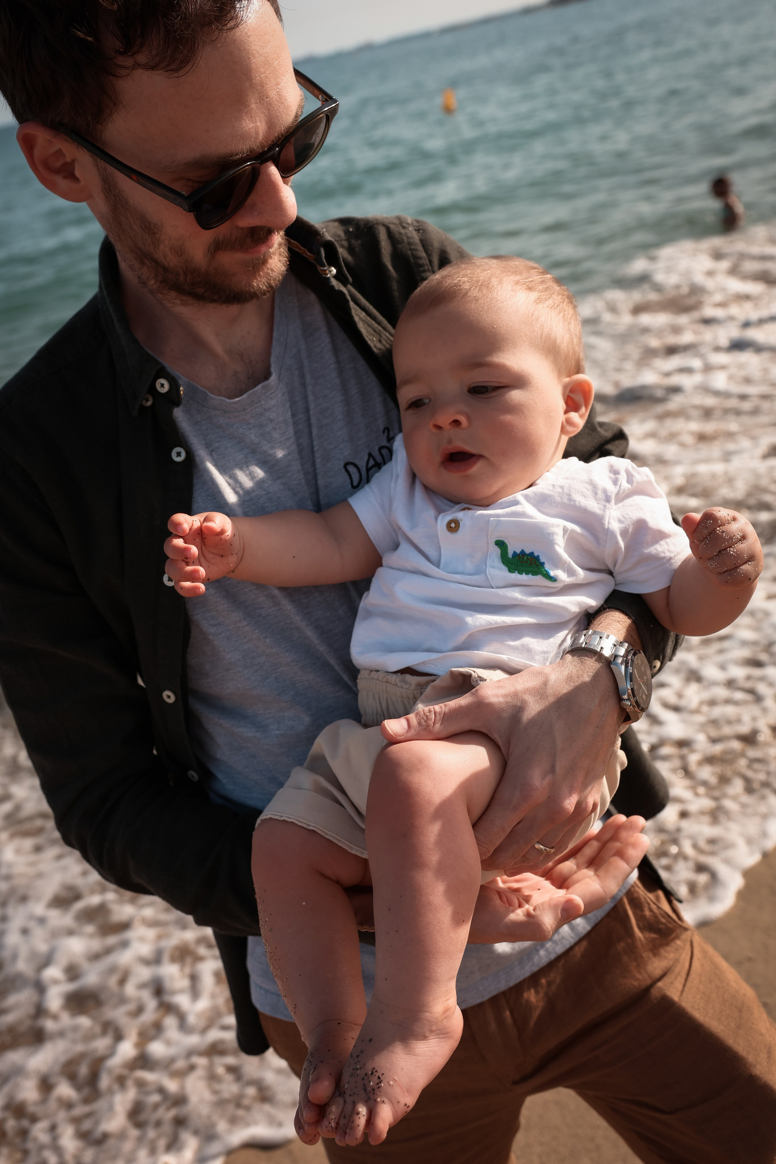 Family pizza at the sea. Natalia Zhuravleva|family, newborn, maternity photographer in Barcelona