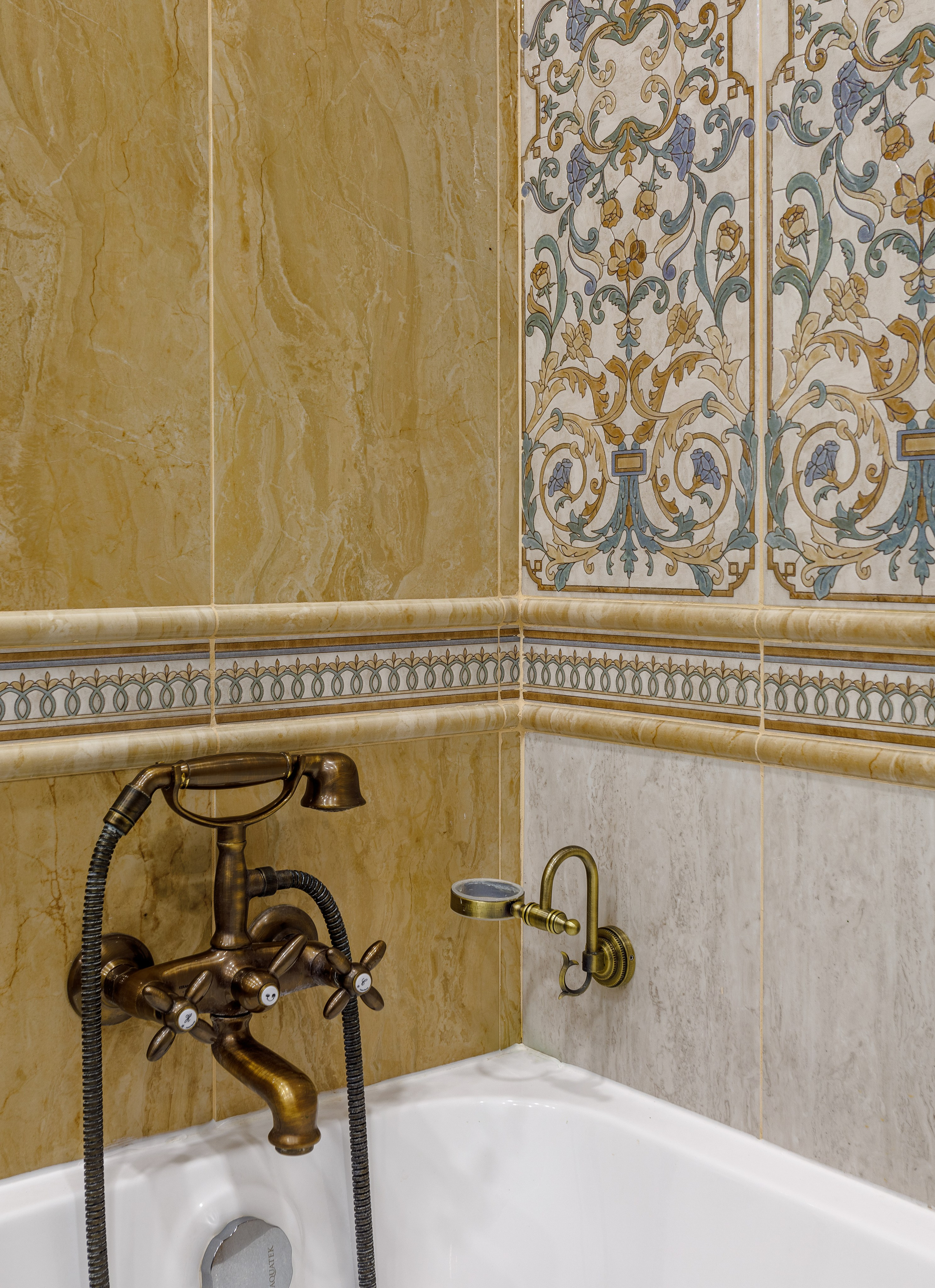 Сотрудничество с профессиональным интерьерным фотографом приносит множество выгод:- Качество изображений: Профессиональные фотографы обладают знаниями и опытом для создания высококачественных изображений, которые выделяются на фоне конкурентов