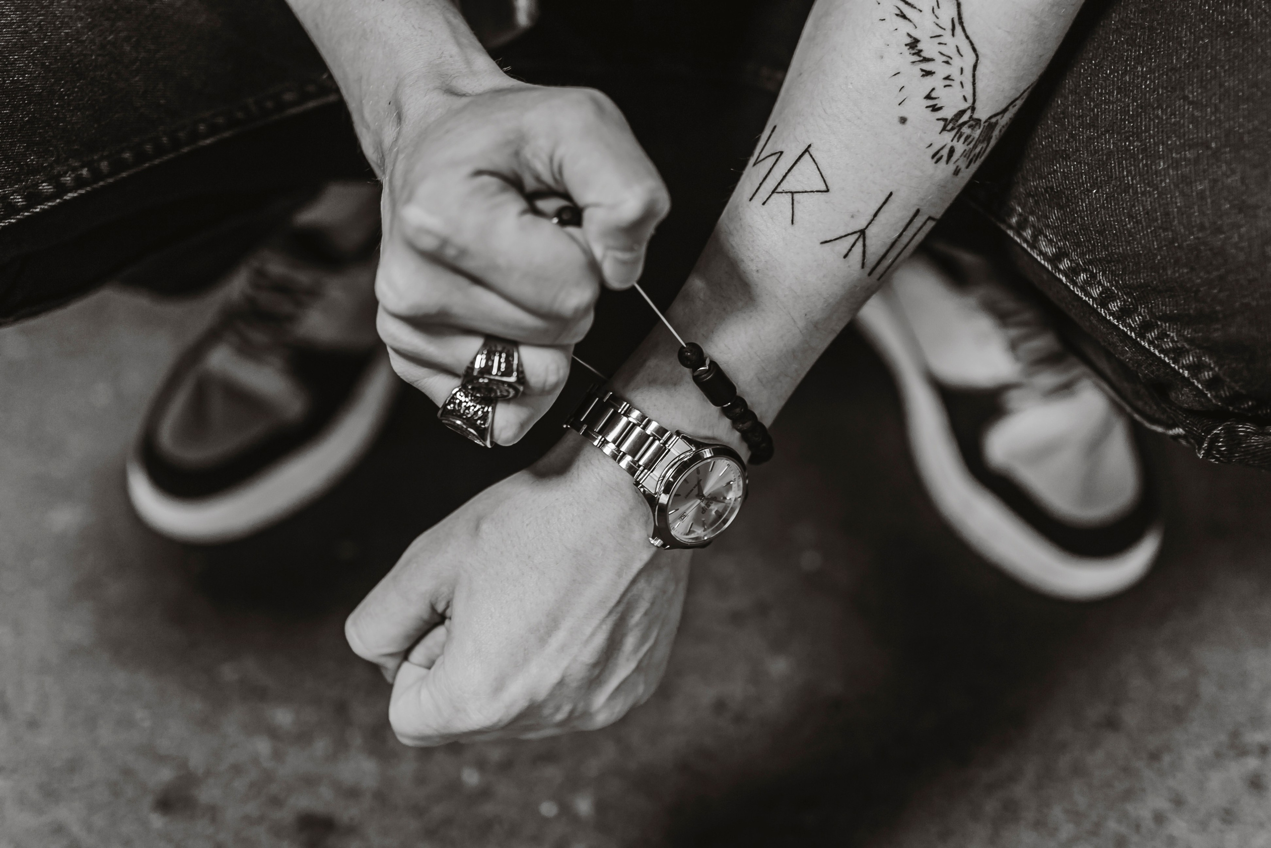 мужские руки крупным планом в ЧБ