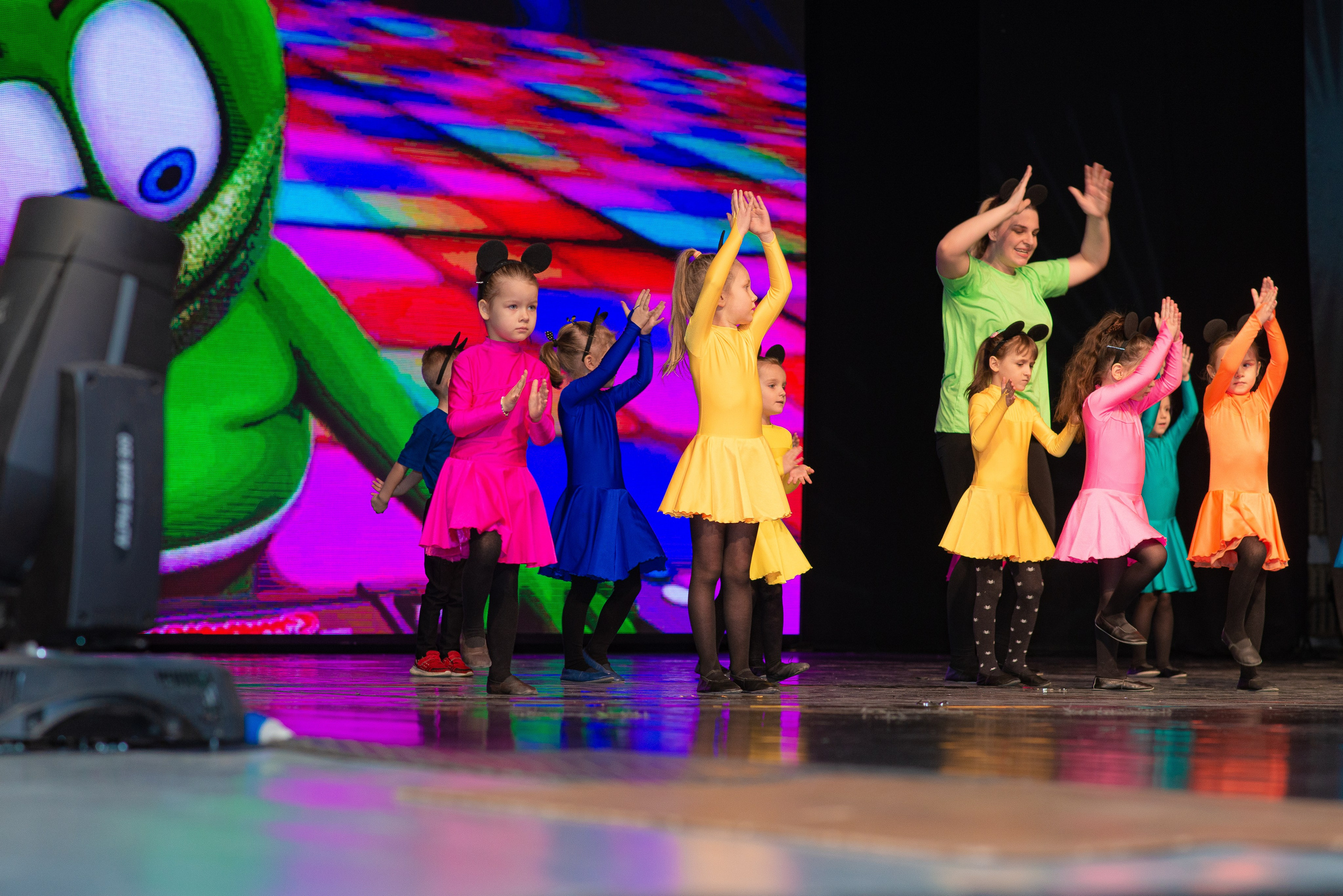 Выступление школы танцев Овация. Семейный фотограф на выписку из роддома и крещение Минск Настя Гришук