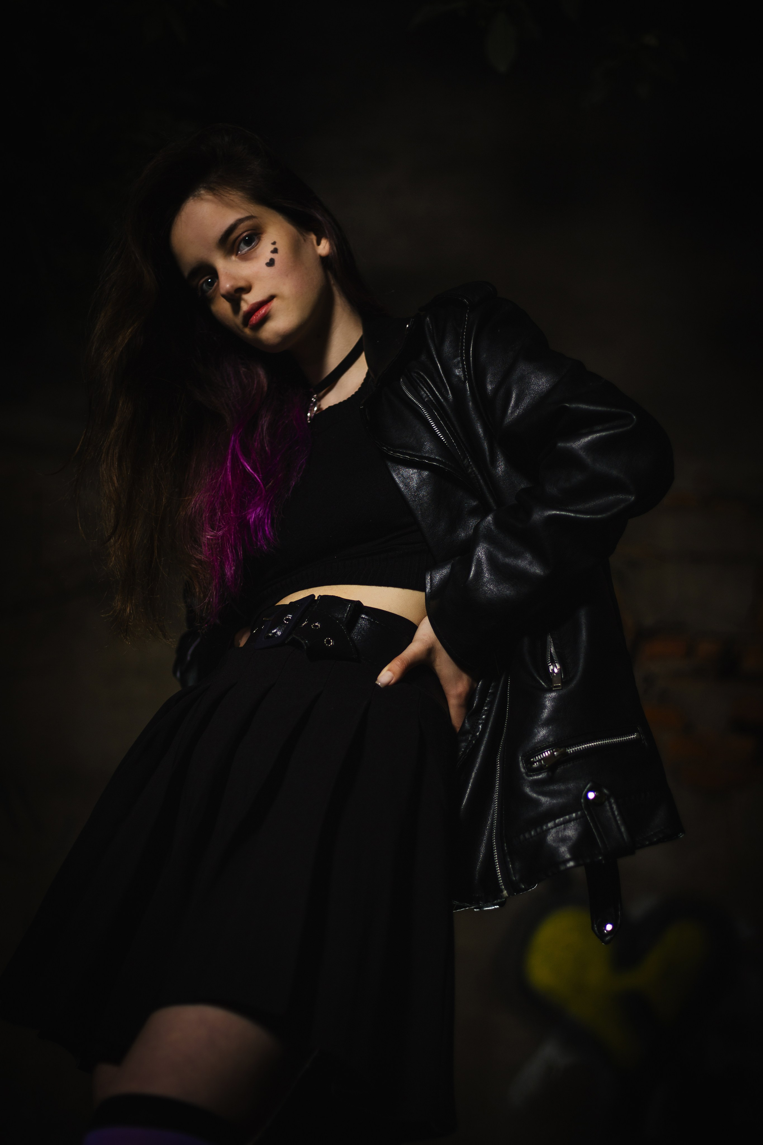 Модель: Лидия Леймон. Фотограф - Николай Мокрицкий. Импровизионаня фотосессия, в заброшенном здании. Креативная ночная фотосессия. Молодая девушка в образе неформалки. Темные волосы с фиолетовой прядью, полосатые чулки, ботинки. Зажигалка, кровь, горящий факел, огонь – атмосферное заброшенноге здания. Факел, Девушка, молодая девушка, Альтушка, Фотосеесия, Подросток, Крашенные волосы, Сигарета, Кровь, Позировка, Потрет