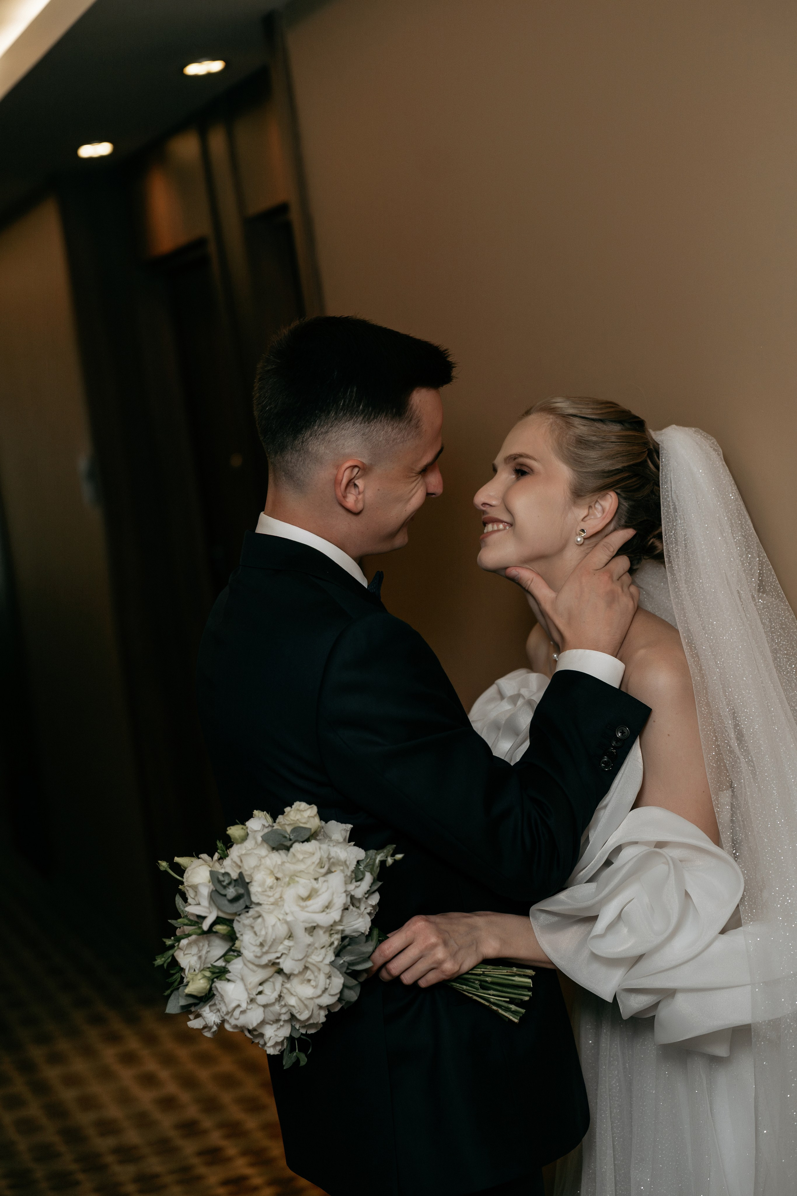 Фотограф Новороссийск - трогательный момент встреча невесты и жениха, перед ЗАГСом.