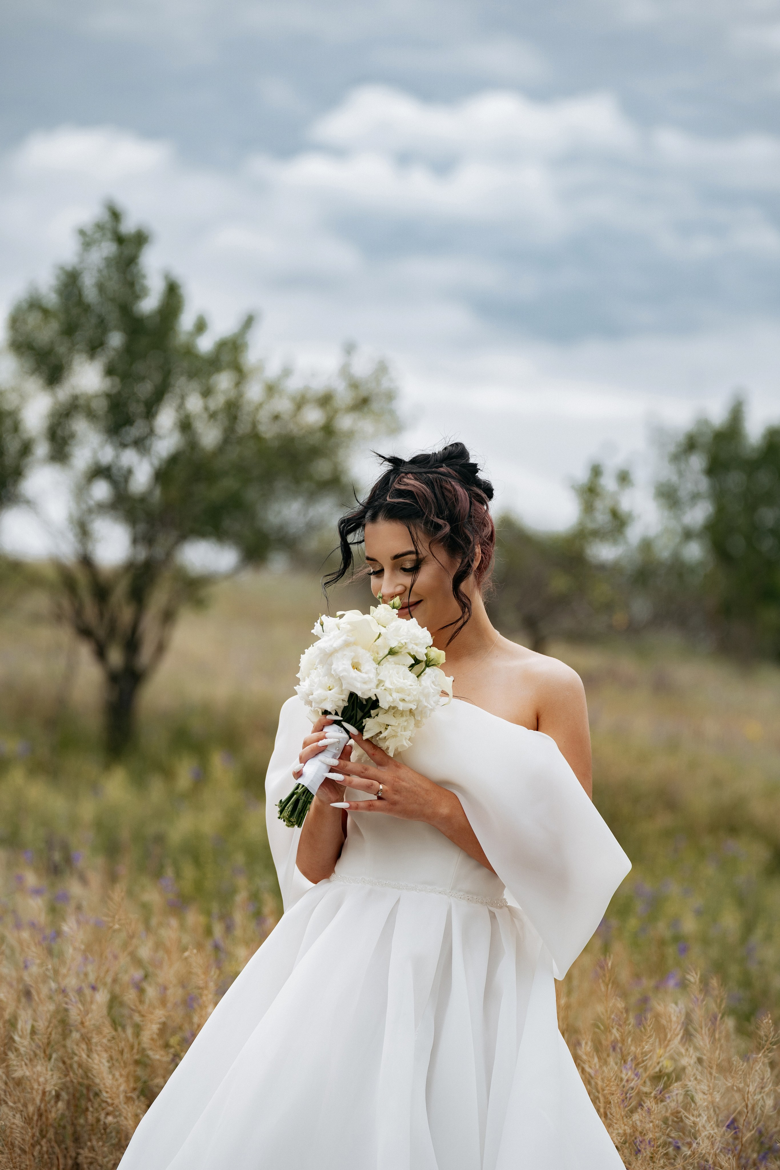 Фотосессия молодоженов в Кучугурах - фотограф поймал момент искреннего смеха