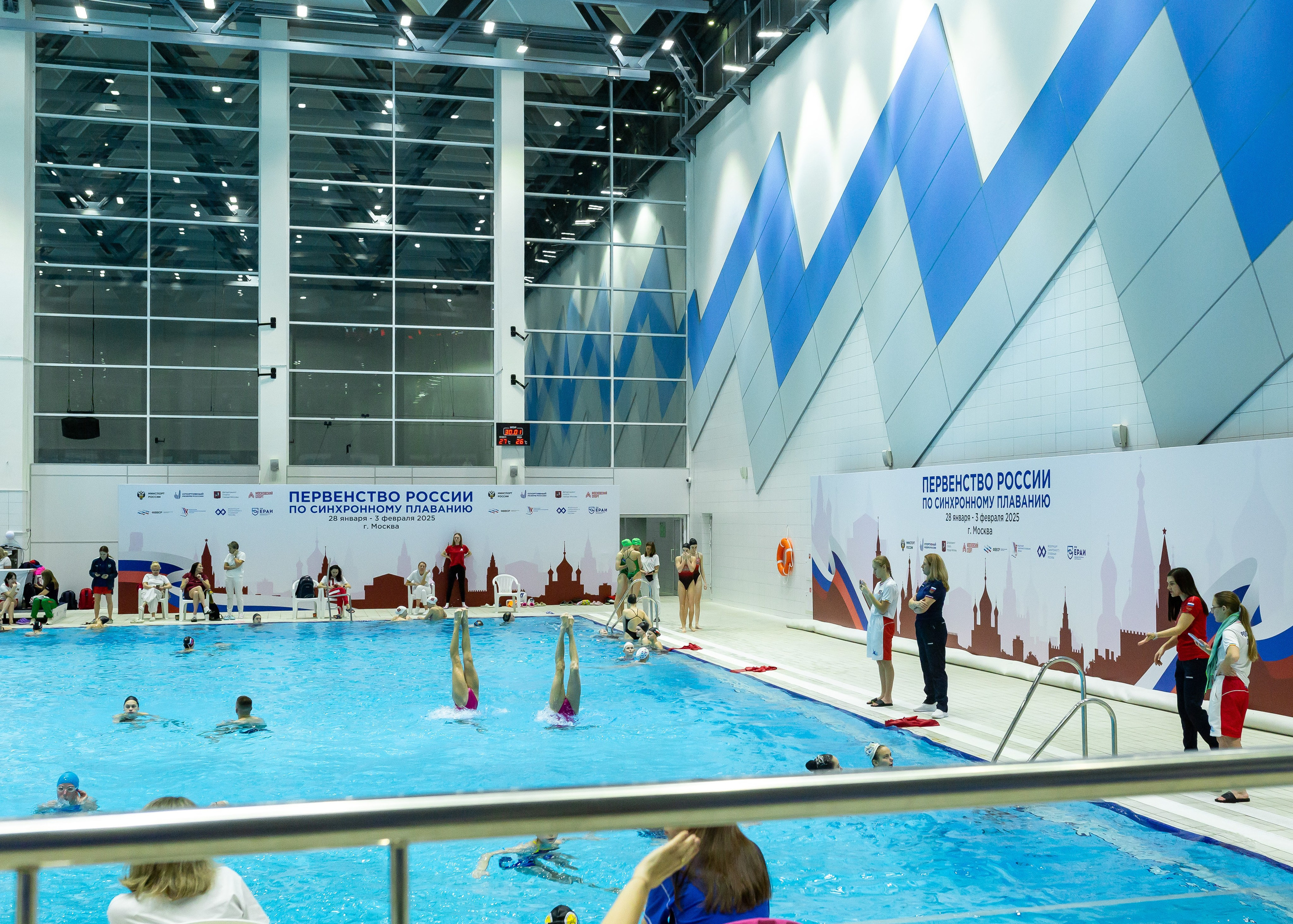 Тренировка перед соревнованиями по синхронному плаванию. Репортажный фотограф в Москве