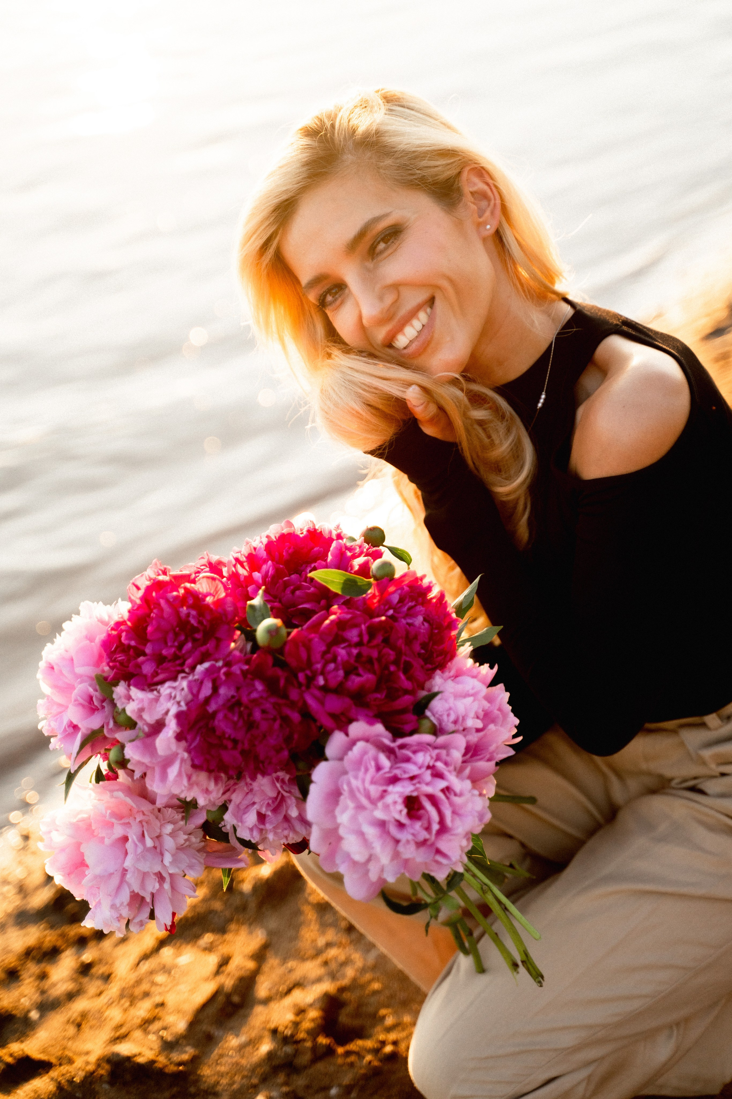 Девушки на берегу