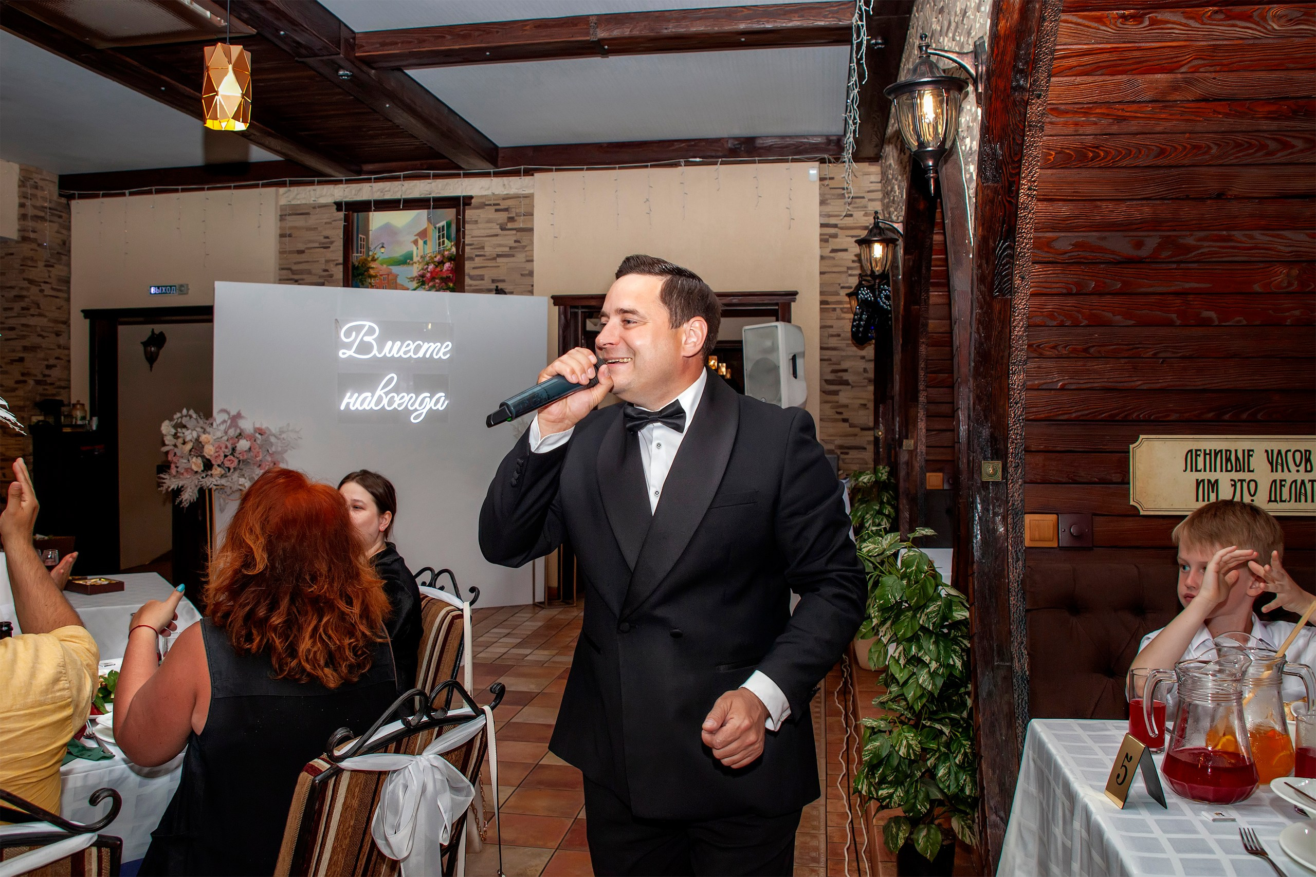 Ведущий открывает программу - фотограф Наталья Янкаускене