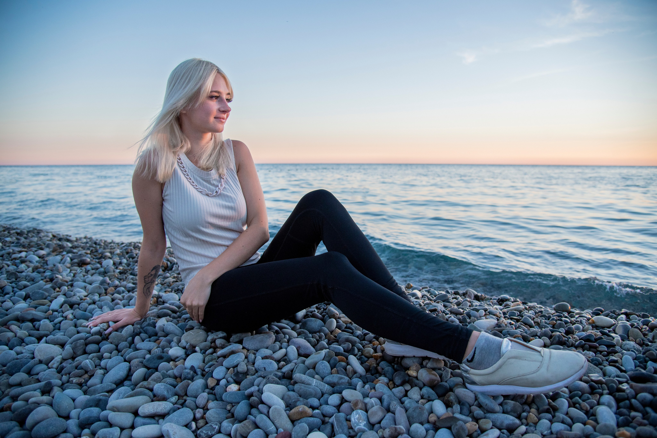 Милая блондинка, волосы до плеч, длинные ресницы, панама, пляж, посёлок Лазоревское, закат, море