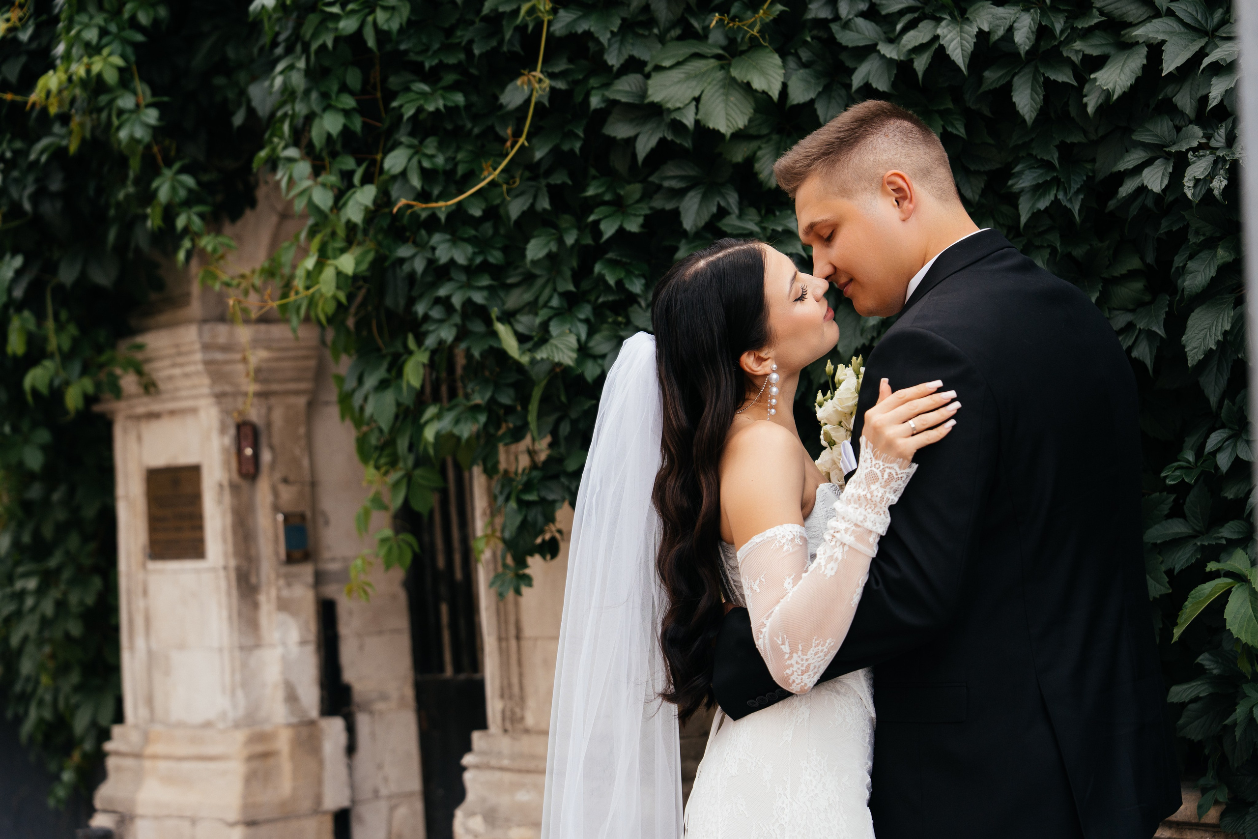 Свадебная фотосессия в Москве у высотки на Котельнической набережной. Свадебный фотограф в Москве Анна Полушина