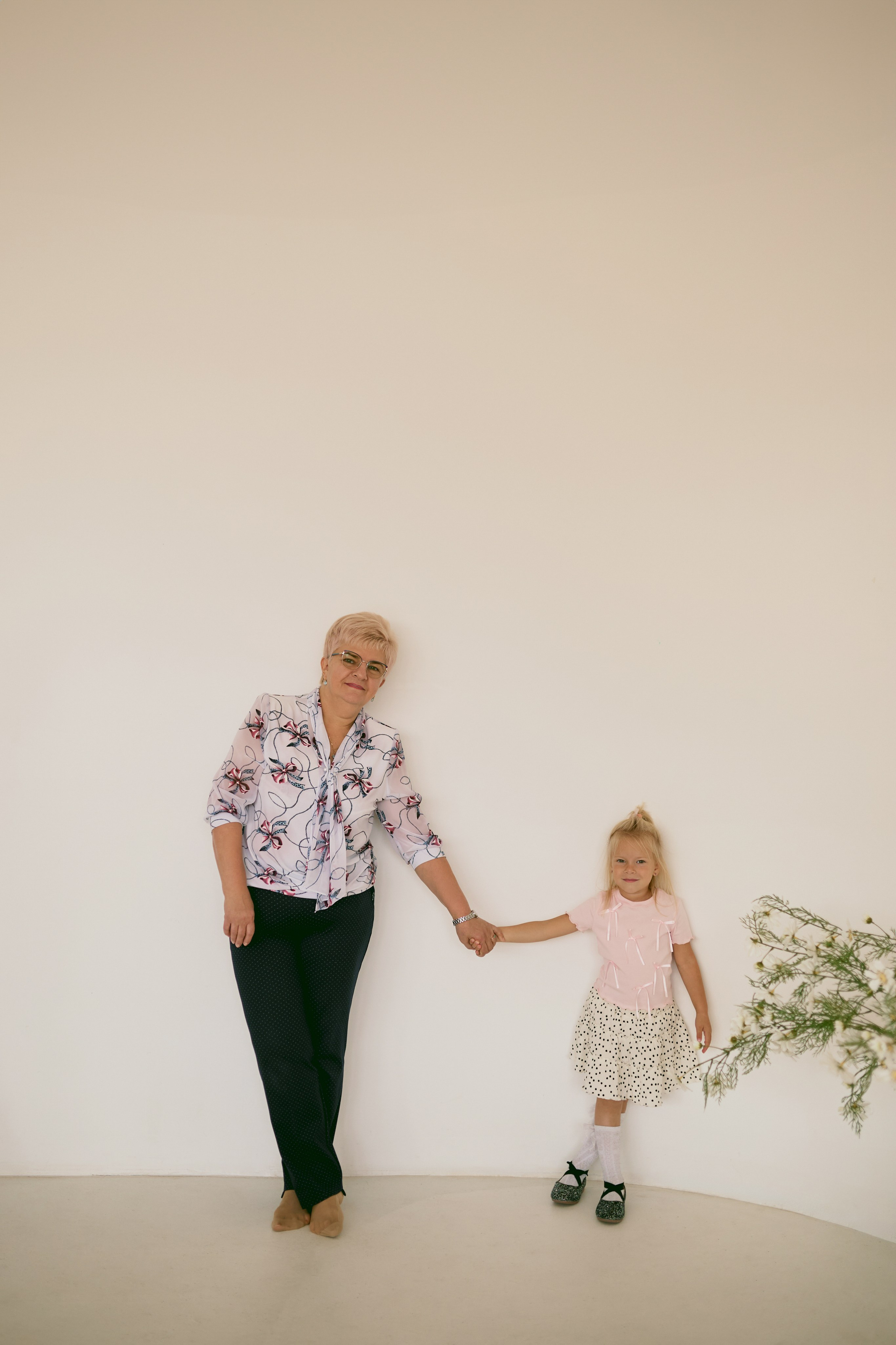 Семейная фотосессия в фотостудии. Сестры Карабаза. Фотографы и ретушеры в Москве и Санкт-Петербурге