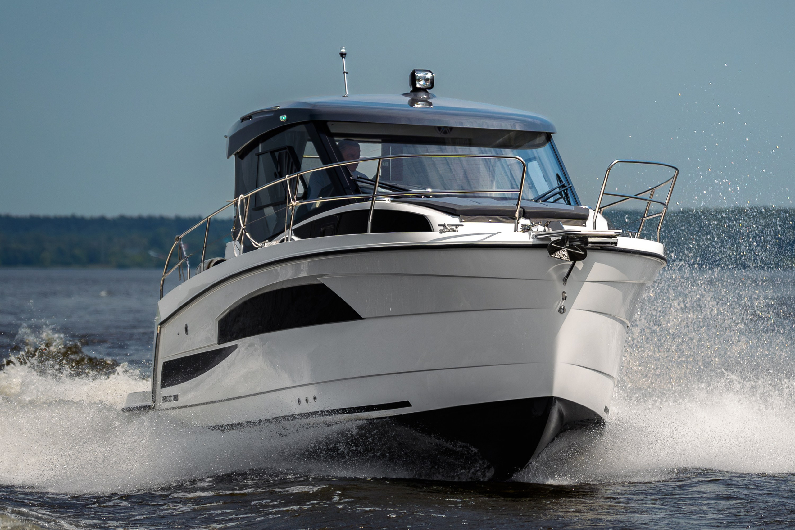 Динамическая фотосъёмка катера Nautic 880 на воде, корпус, рубка и брызги