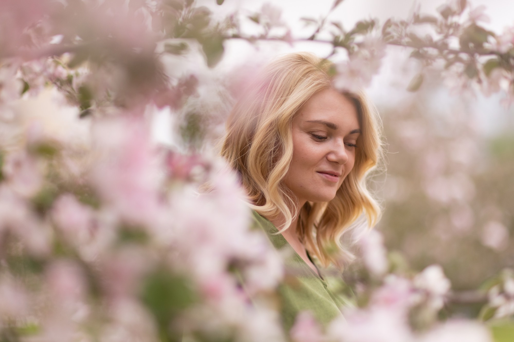 Цветущие яблони в городе Н. Семейный фотограф в Новосибирске Инна Кузнецова