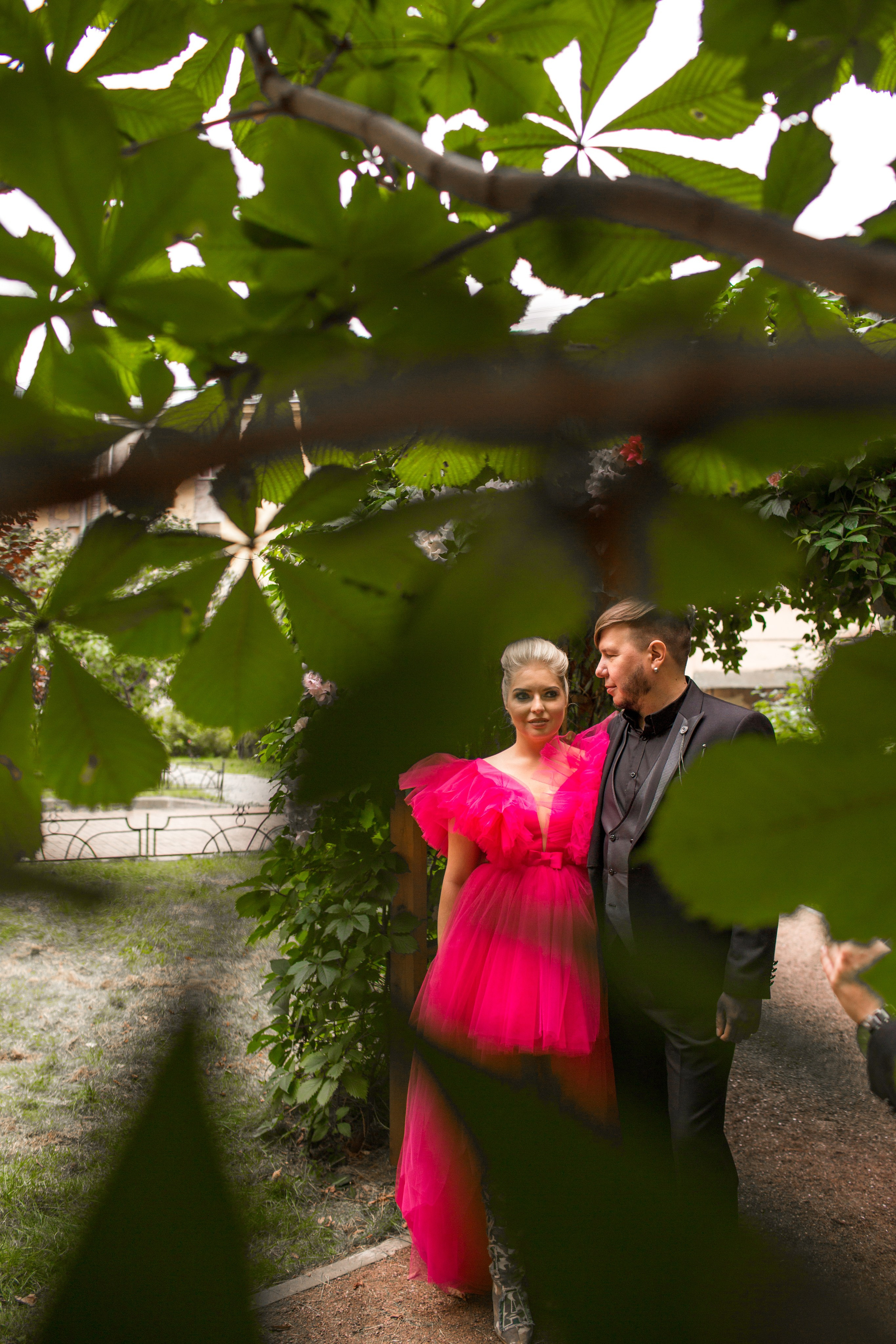 Счастливая невеста в объятиях жениха в солнечный день в Санкт-Петербурге