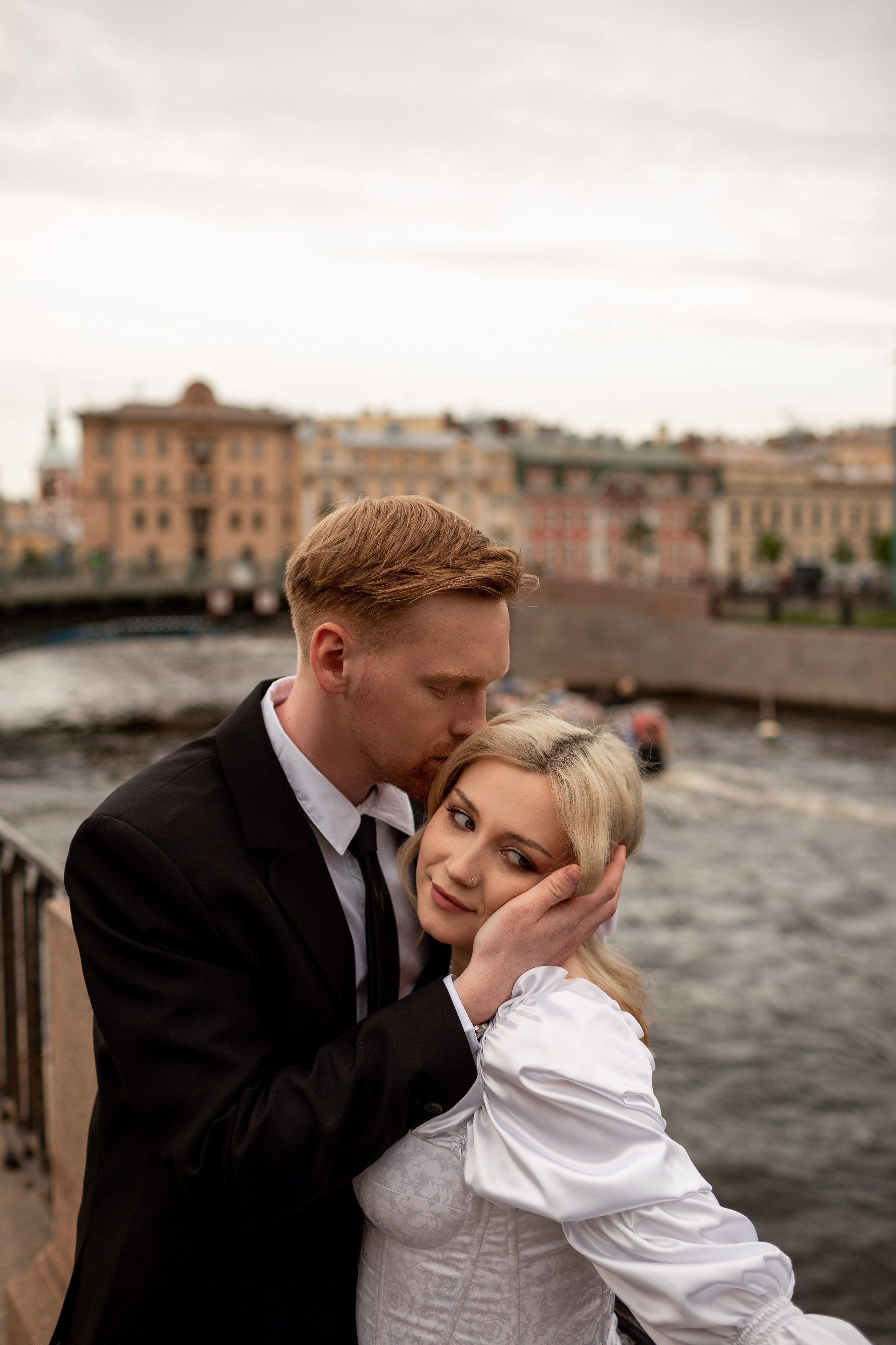 Свадебная фотопрогулка по улицам Петербурга. Свадебный фотограф Кирилл Белый