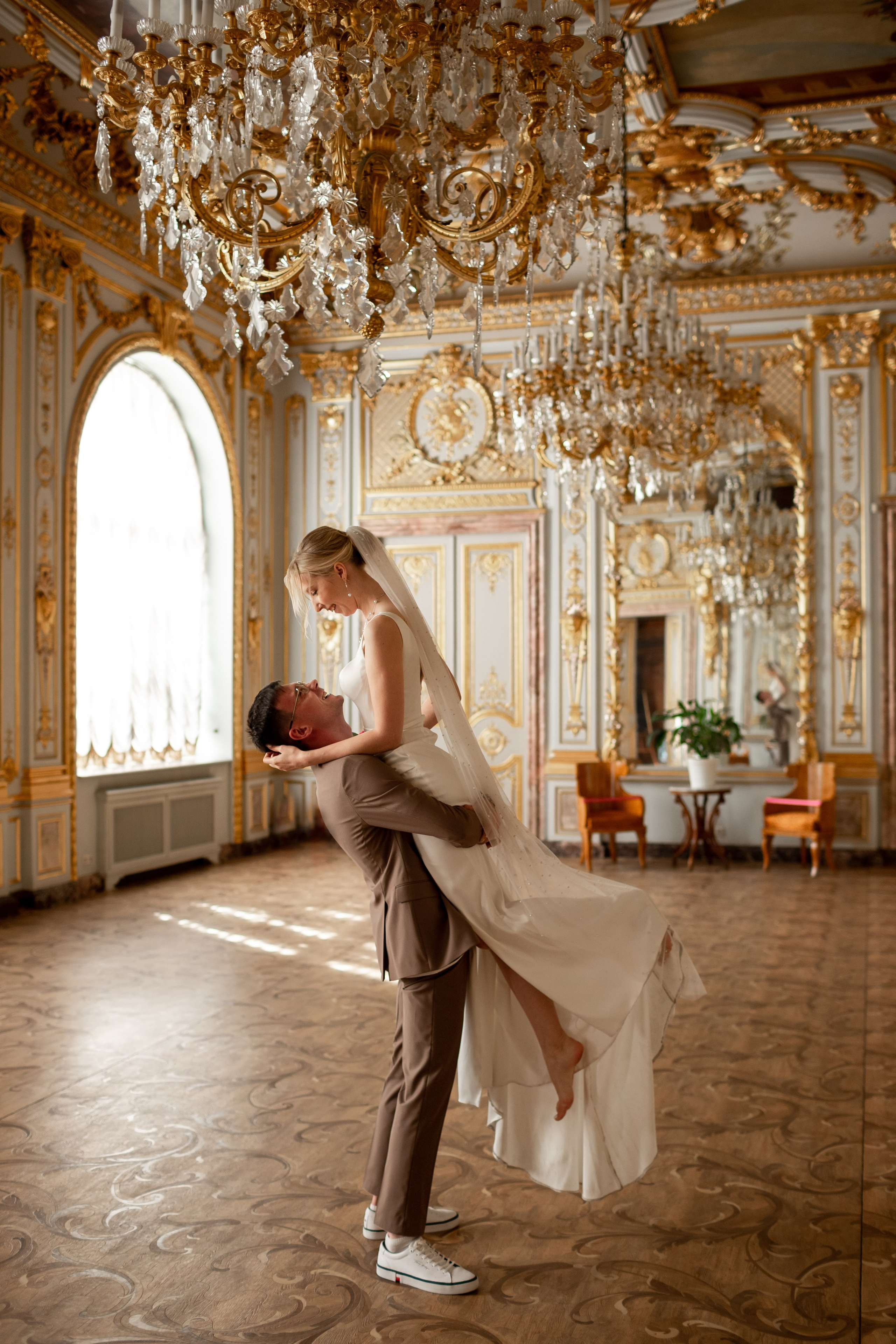 Свадебная фотосессия во дворцах Петербурга. Свадебный фотограф Кирилл Белый