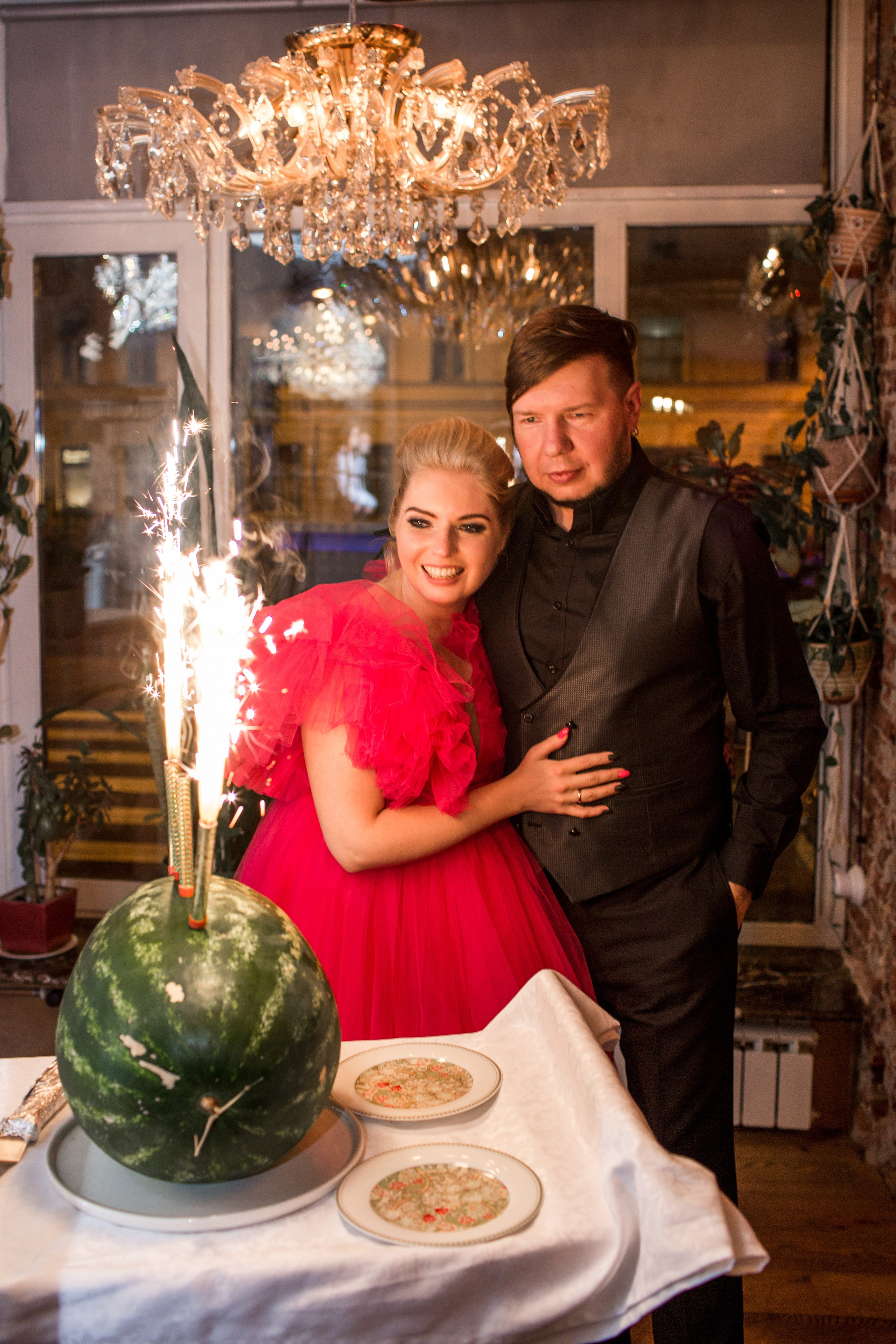 Элегантный свадебный портрет невесты в красном и жениха