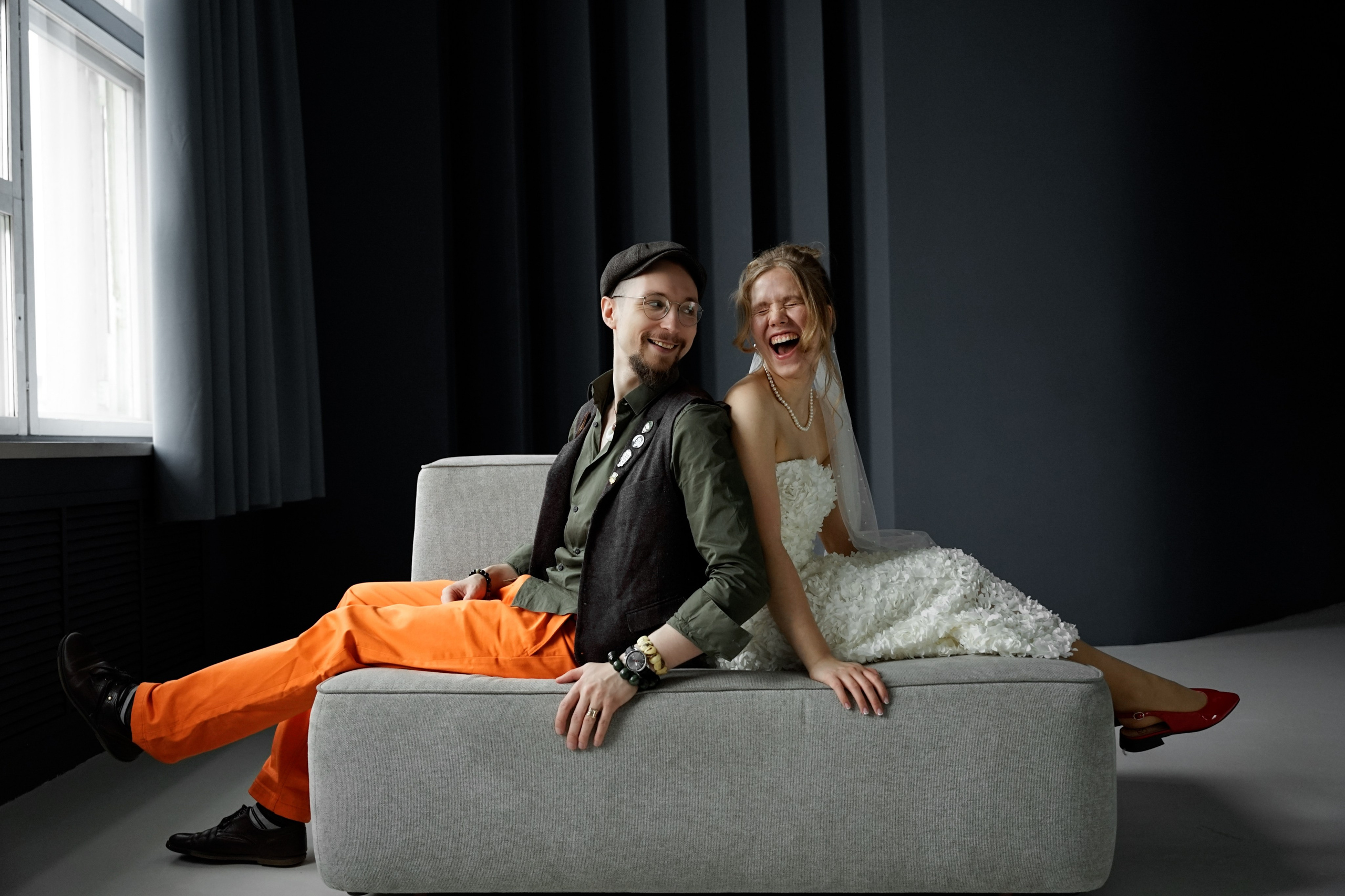 Фотосессия в необычном образе для жениха и невесты