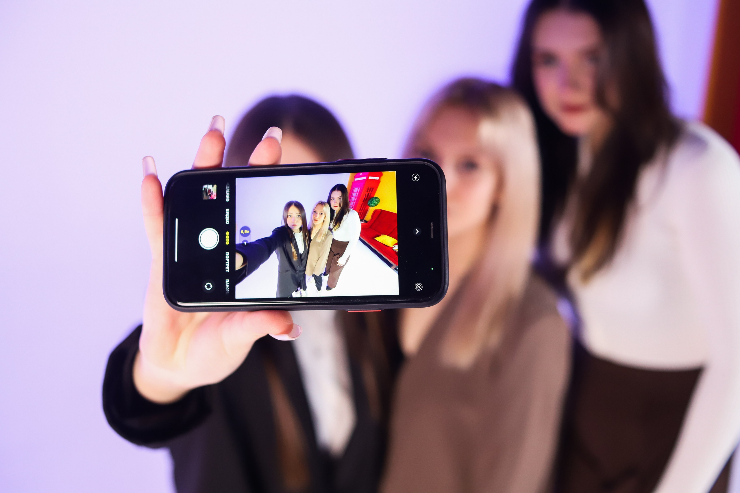 9 Класс в студии с неоном и белой циклорамой. Фотограф в Сургуте Брызгунова Анастасия