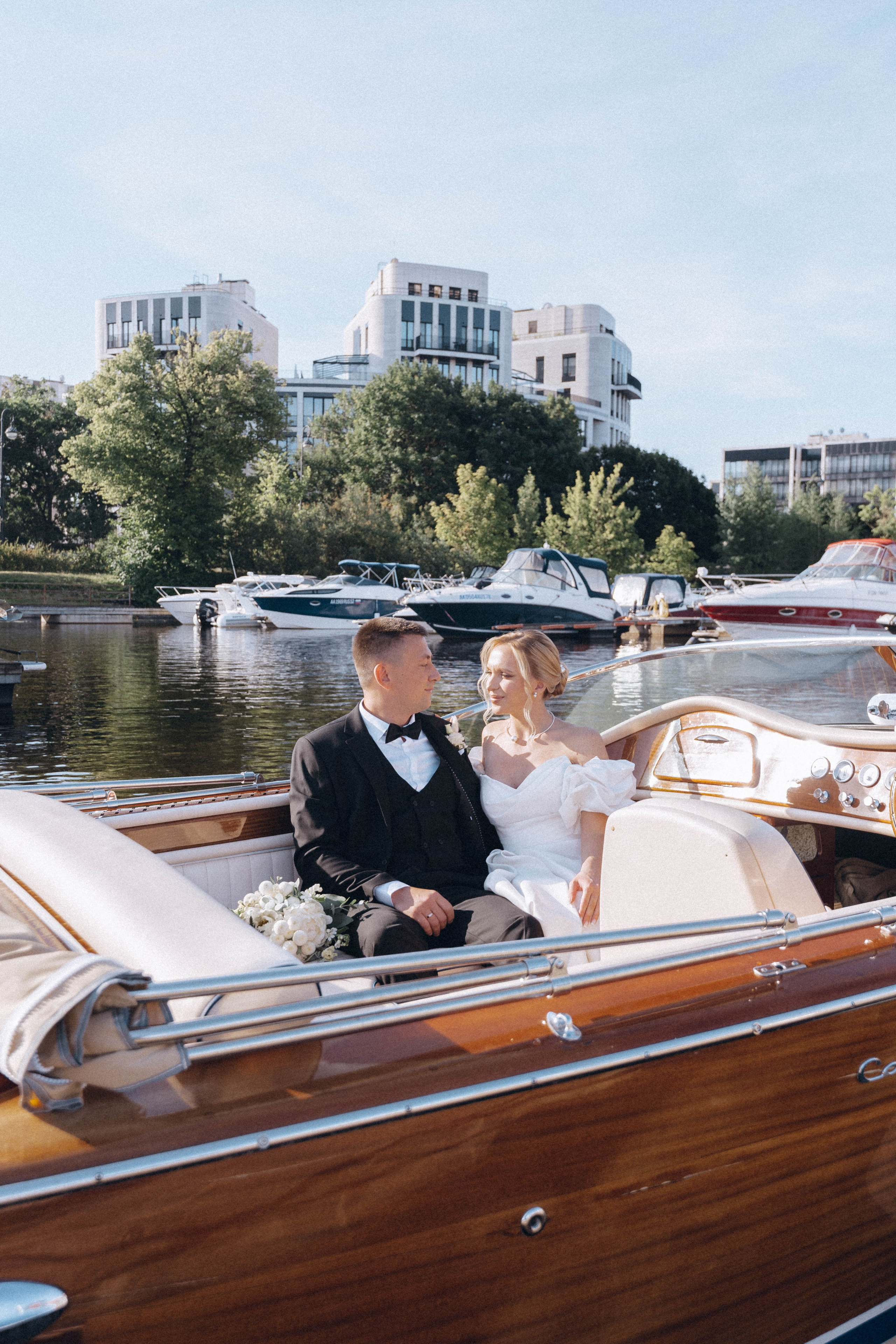 СВАДЕНБНАЯ СЬЕМКА НА КАТЕРЕ ПО КАНАЛАМ САНКТ-ПЕТЕРБУРГА И В АКВАТОРИИ НЕВЫ. Профессиональный фотограф, Санкт-Петербург — Виктория Богомолова