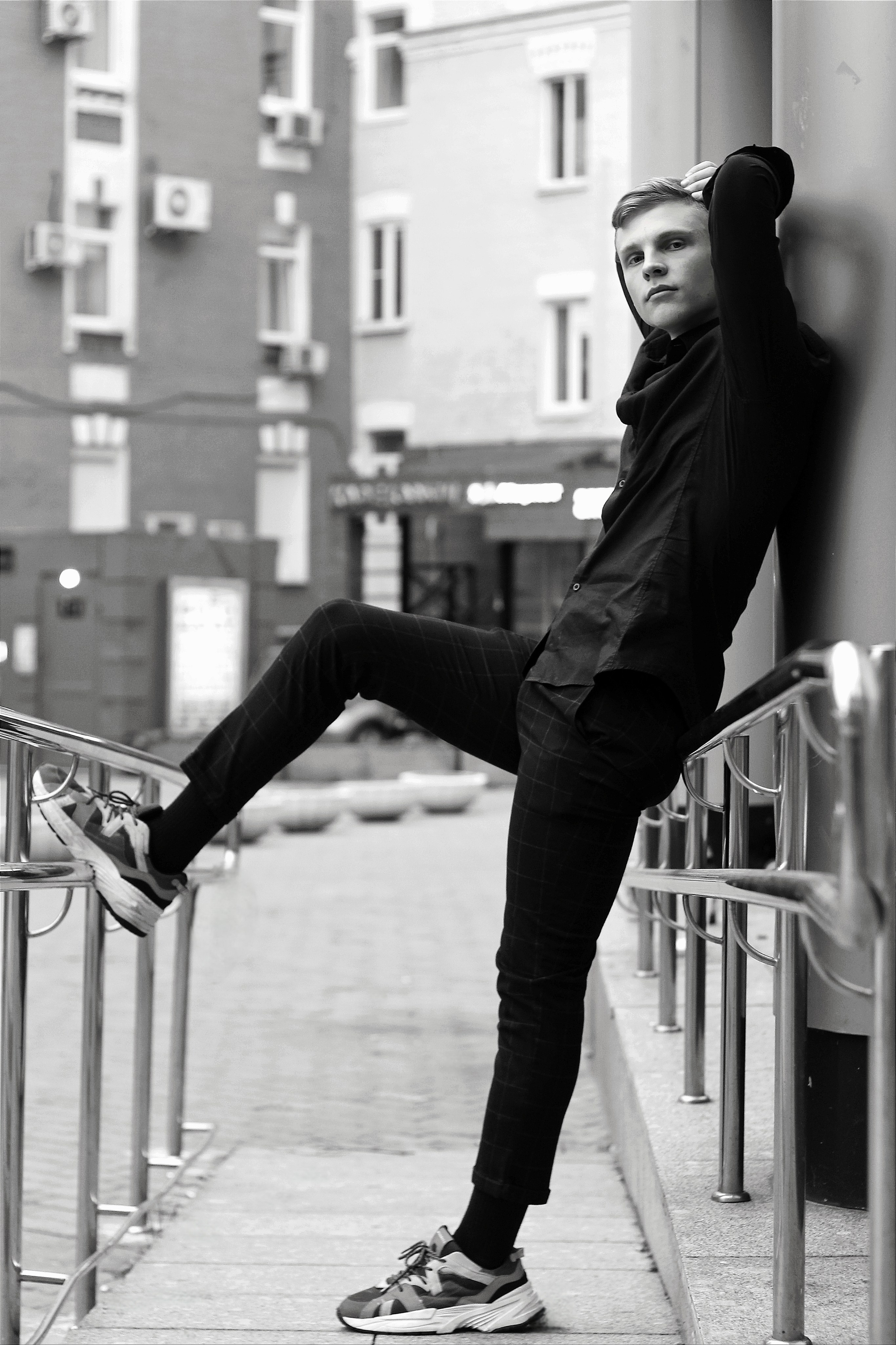 Мужской портрет. Контакты