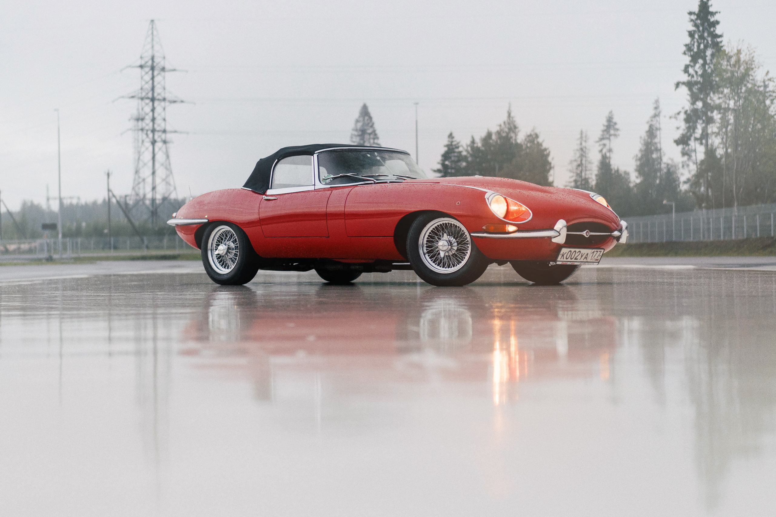 Jaguar E-Type в теплый летний день