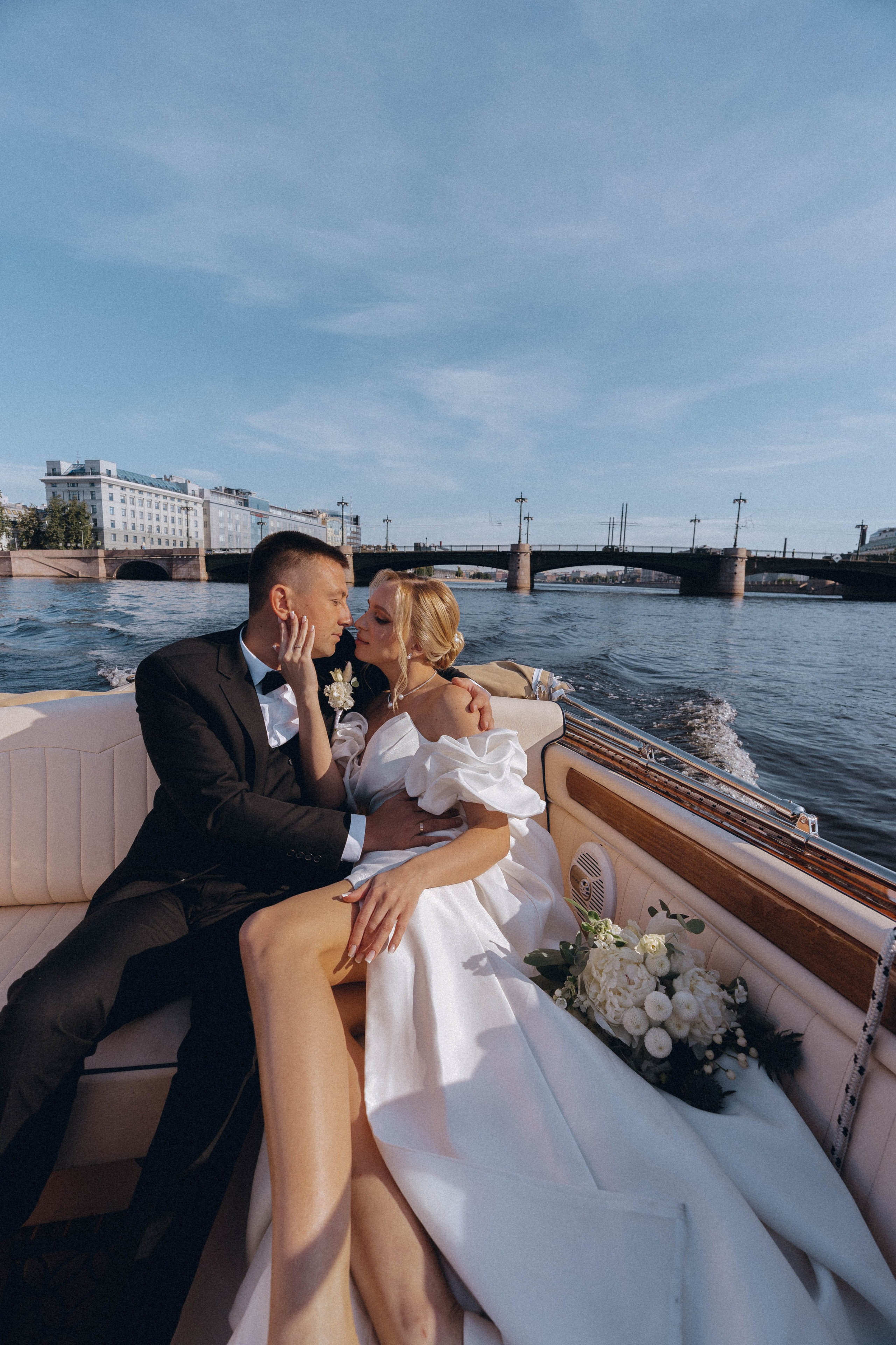 СВАДЕНБНАЯ СЬЕМКА НА КАТЕРЕ ПО КАНАЛАМ САНКТ-ПЕТЕРБУРГА И В АКВАТОРИИ НЕВЫ. Профессиональный фотограф, Санкт-Петербург — Виктория Богомолова