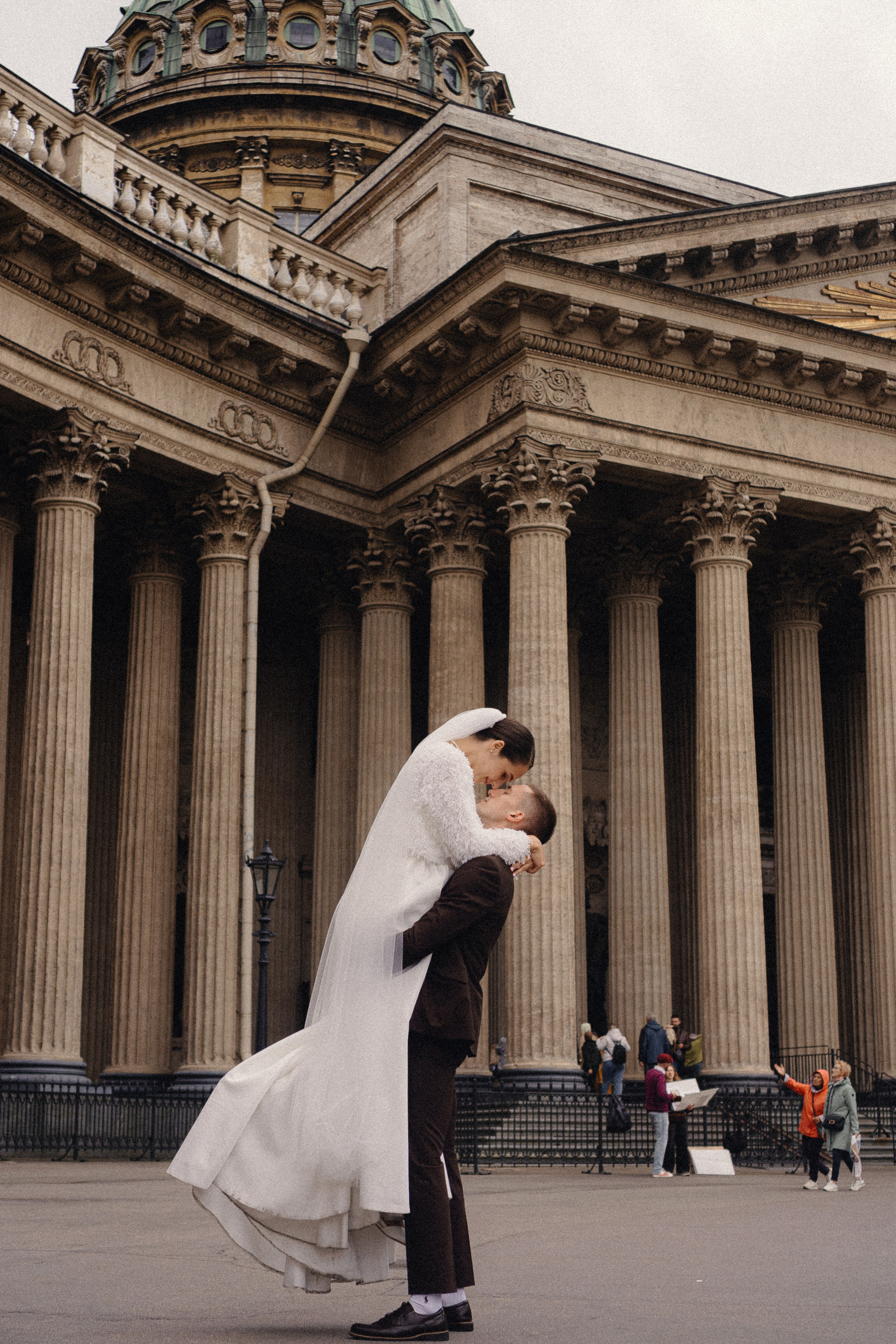 СВАДЕБНАЯ ПРОГУЛКА В САНТК-ПЕТЕРБУРГЕ (ИСАКИЕВСКИЙ СОБОР, ЗИМНЯЯ КАНАВКА, ЭРМИТАЖ И БОЛЬШАЯ МОРСКАЯ УЛИЦА). Профессиональный фотограф, Санкт-Петербург — Виктория Богомолова