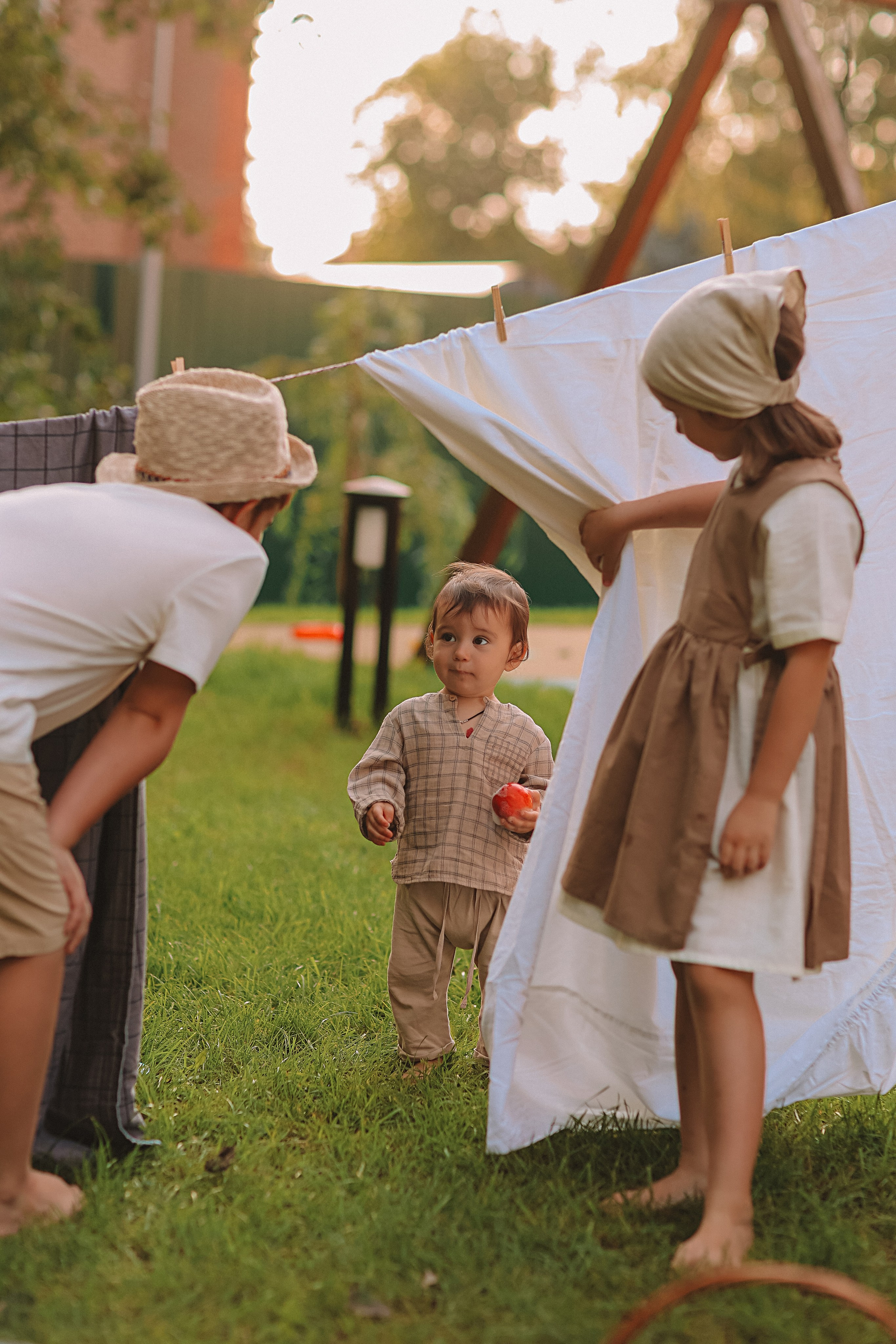 Стирка у дома. Семейный фотограф Тюмень, фотограф на роды Салмина Мария