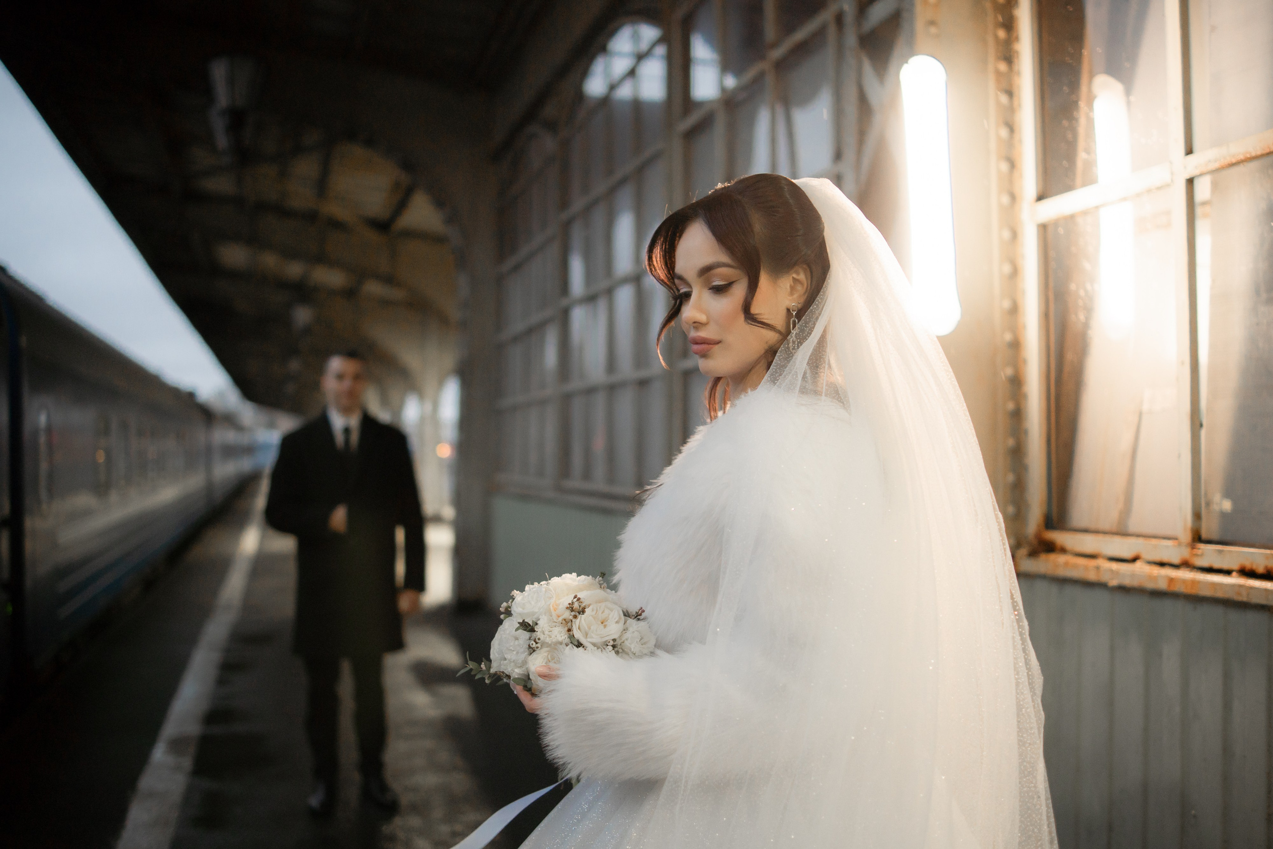 Свадебная фотография на Витебском вокзале в Санкт-Петербурге. Жених и невеста на перроне. Ночная съемка на вокзале