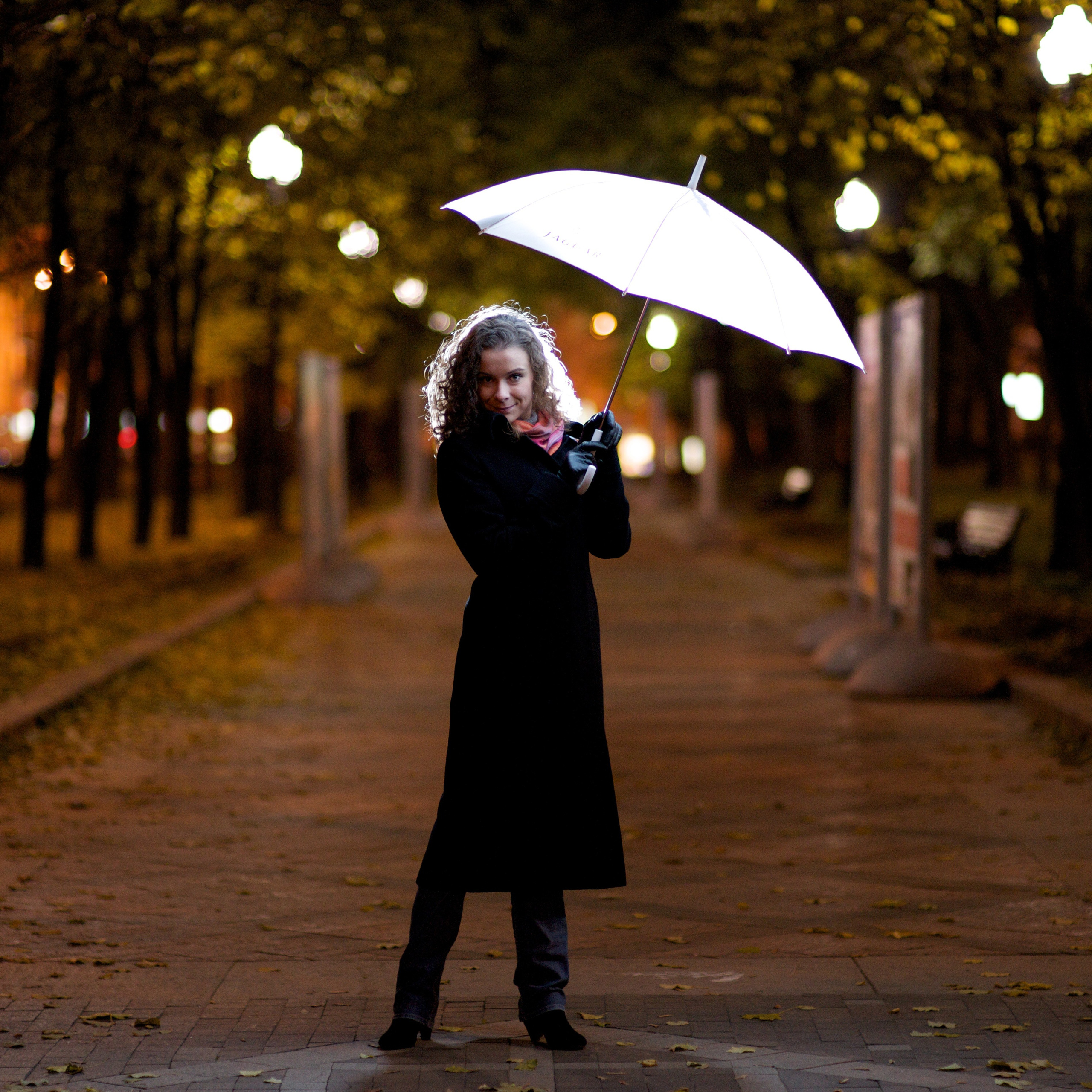 Портрет девушки ночью на бульварном кольце.